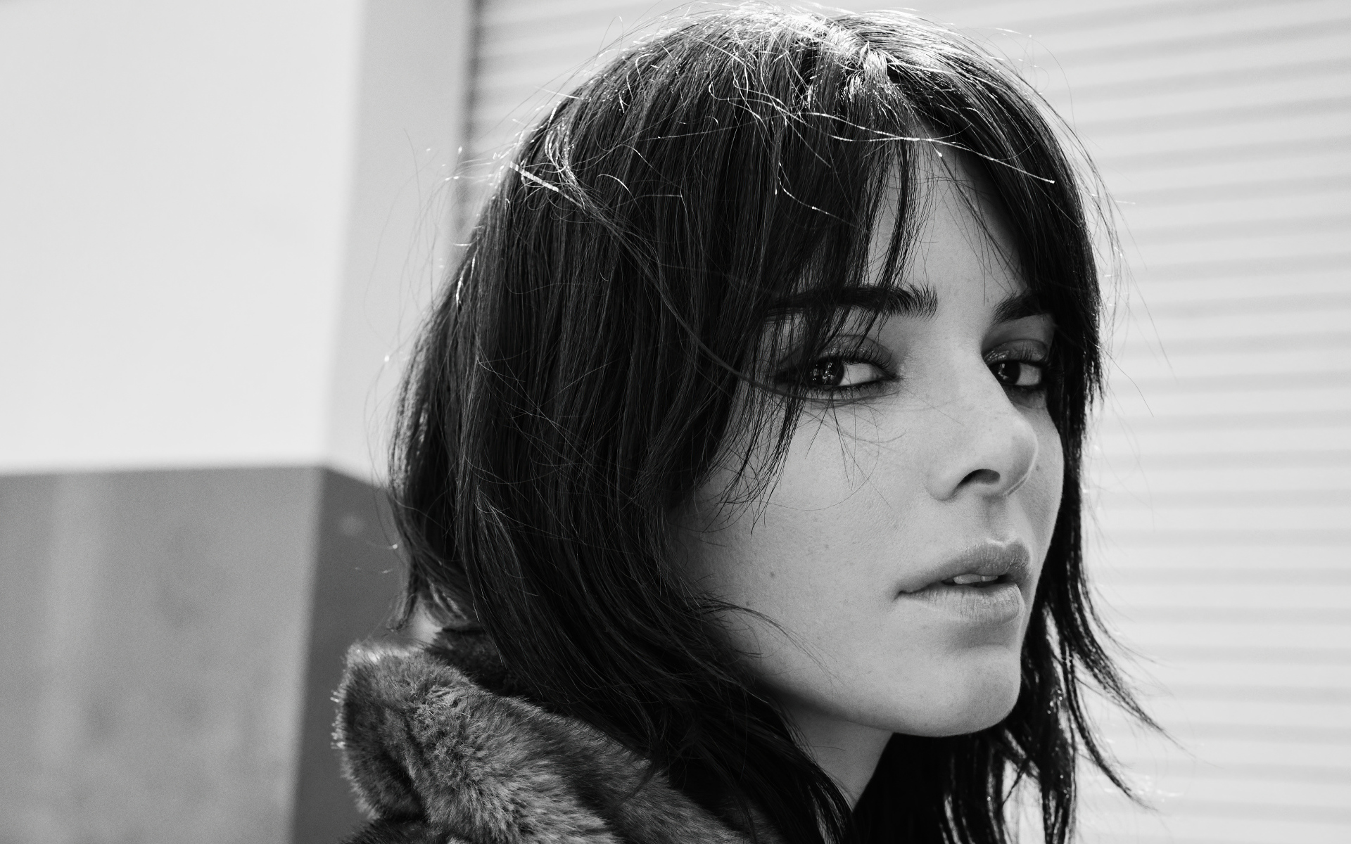 Популярная модель  Кендалл Дженнер  черно-белое фото