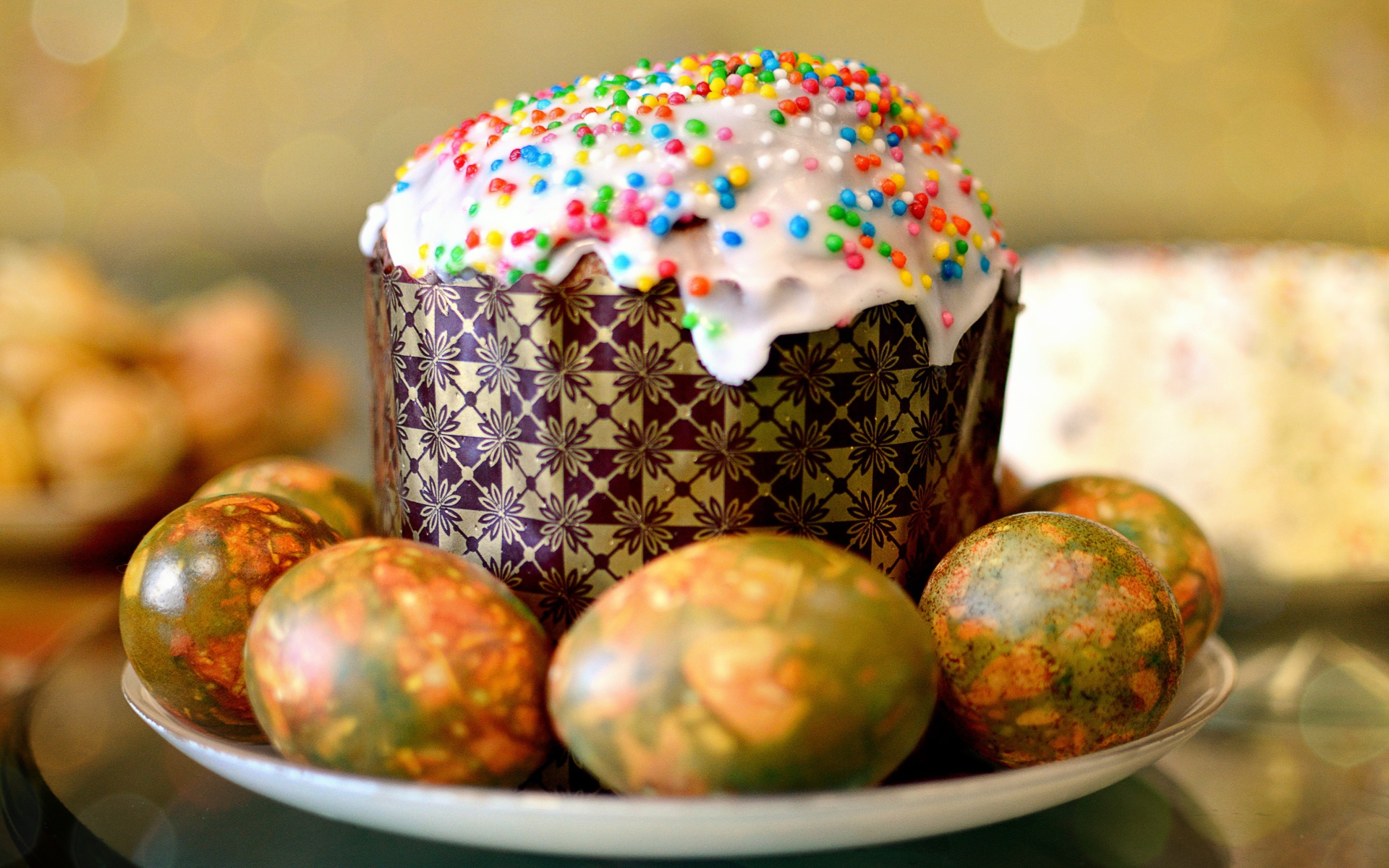 Пасхальный кулич с крашеными мраморными яйцами