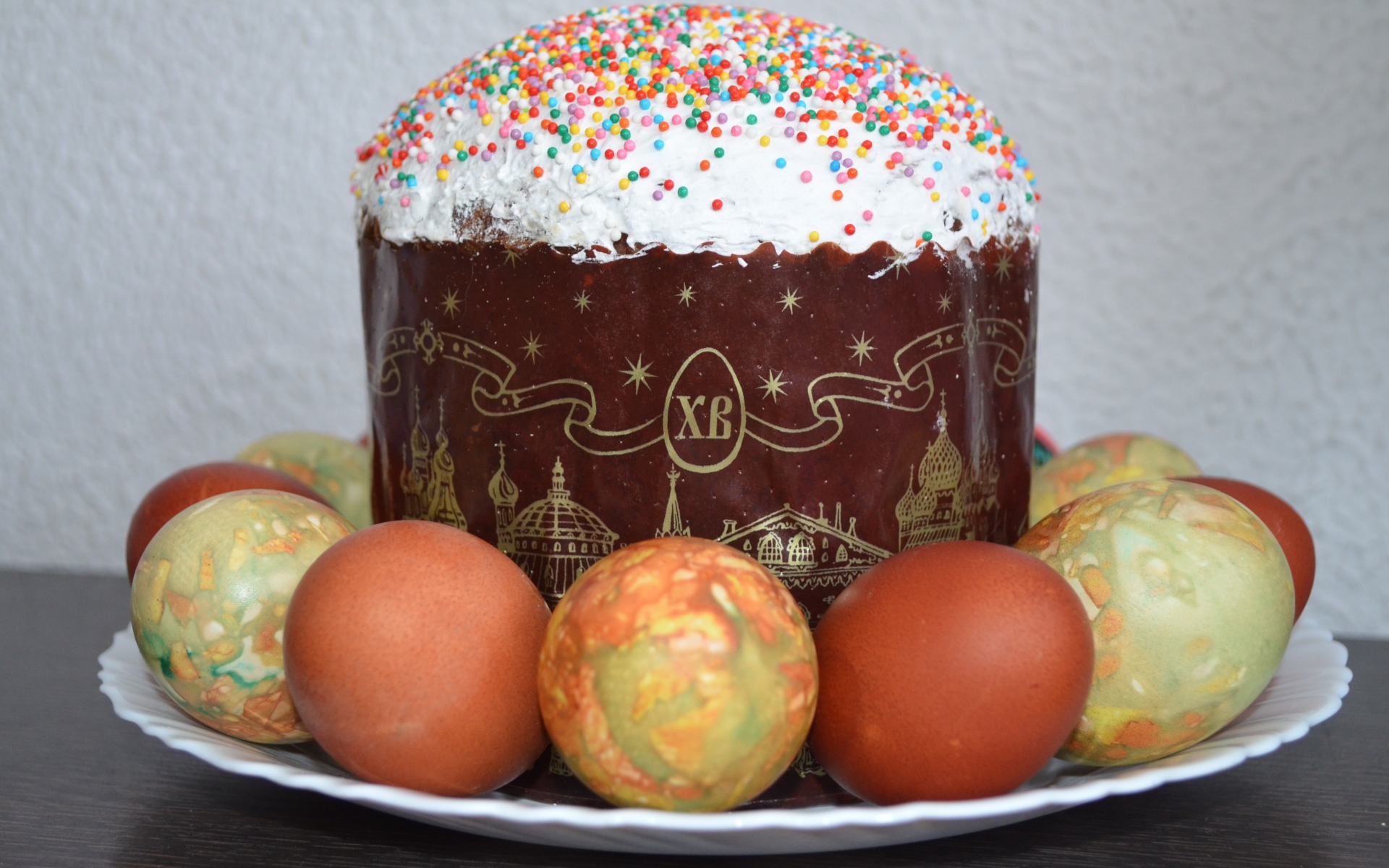 Большой пасхальный кулич с яйцами