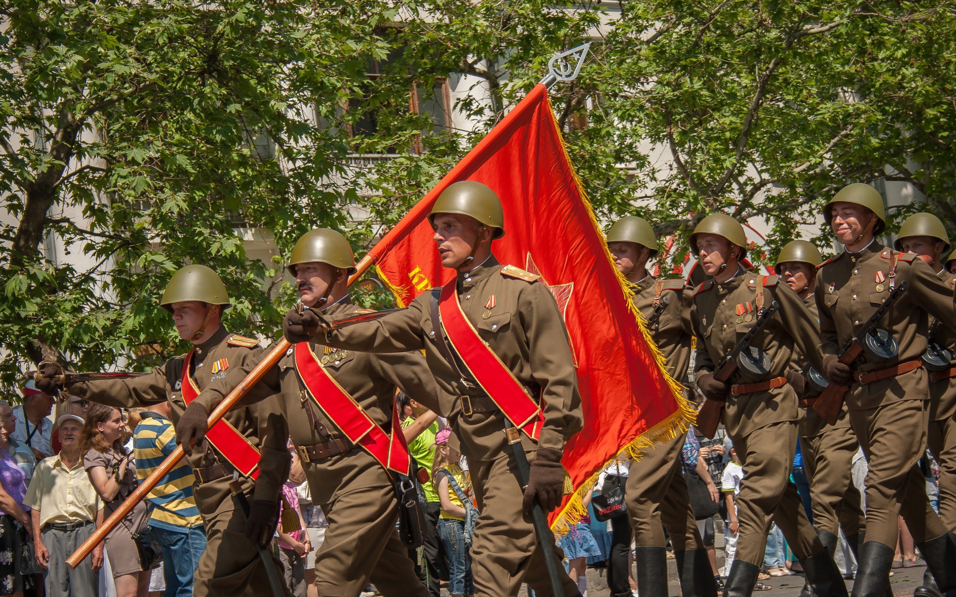 Солдаты в форме на параде 9 мая