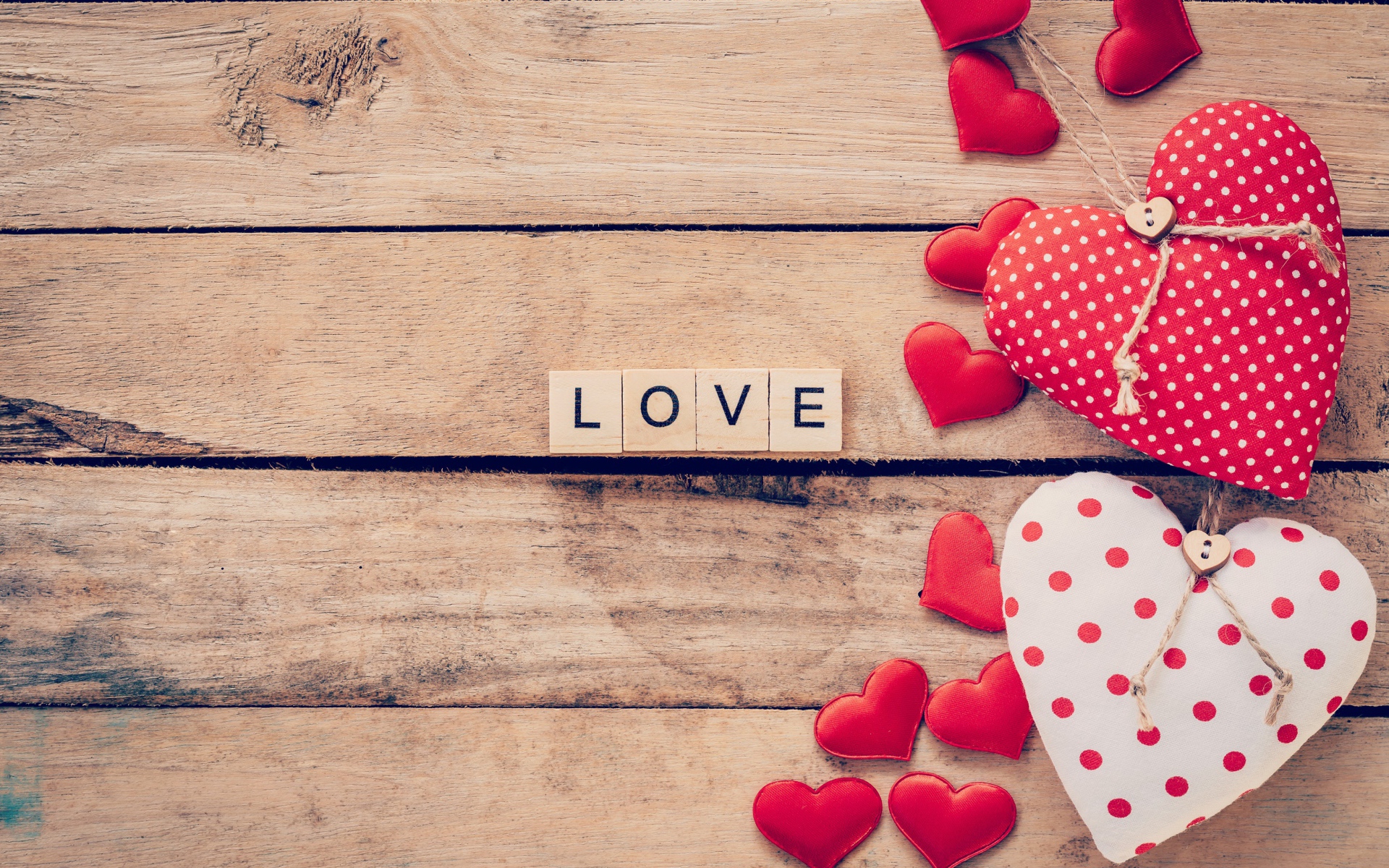 Кубики на деревянном столе с сердечками 