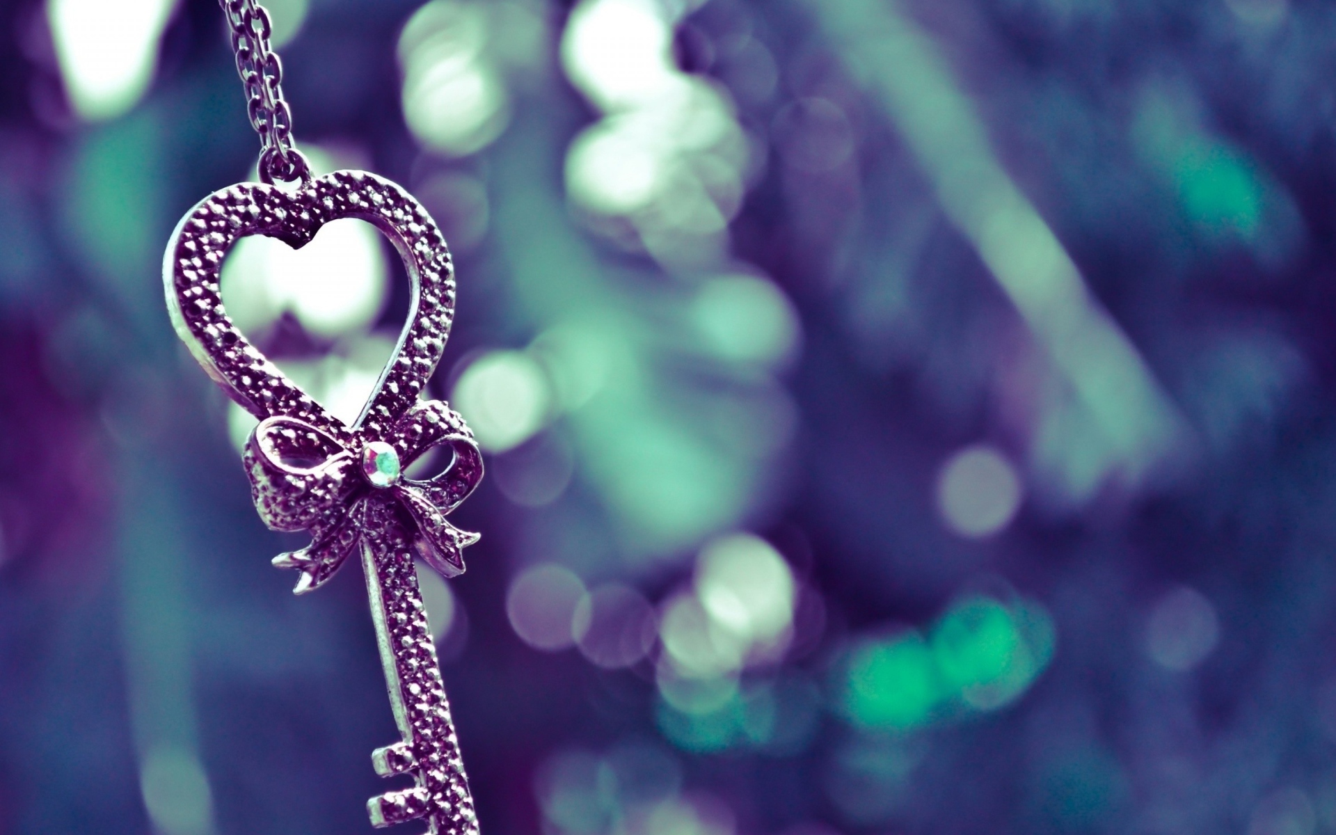 Ключ в форме сердца крупным планом