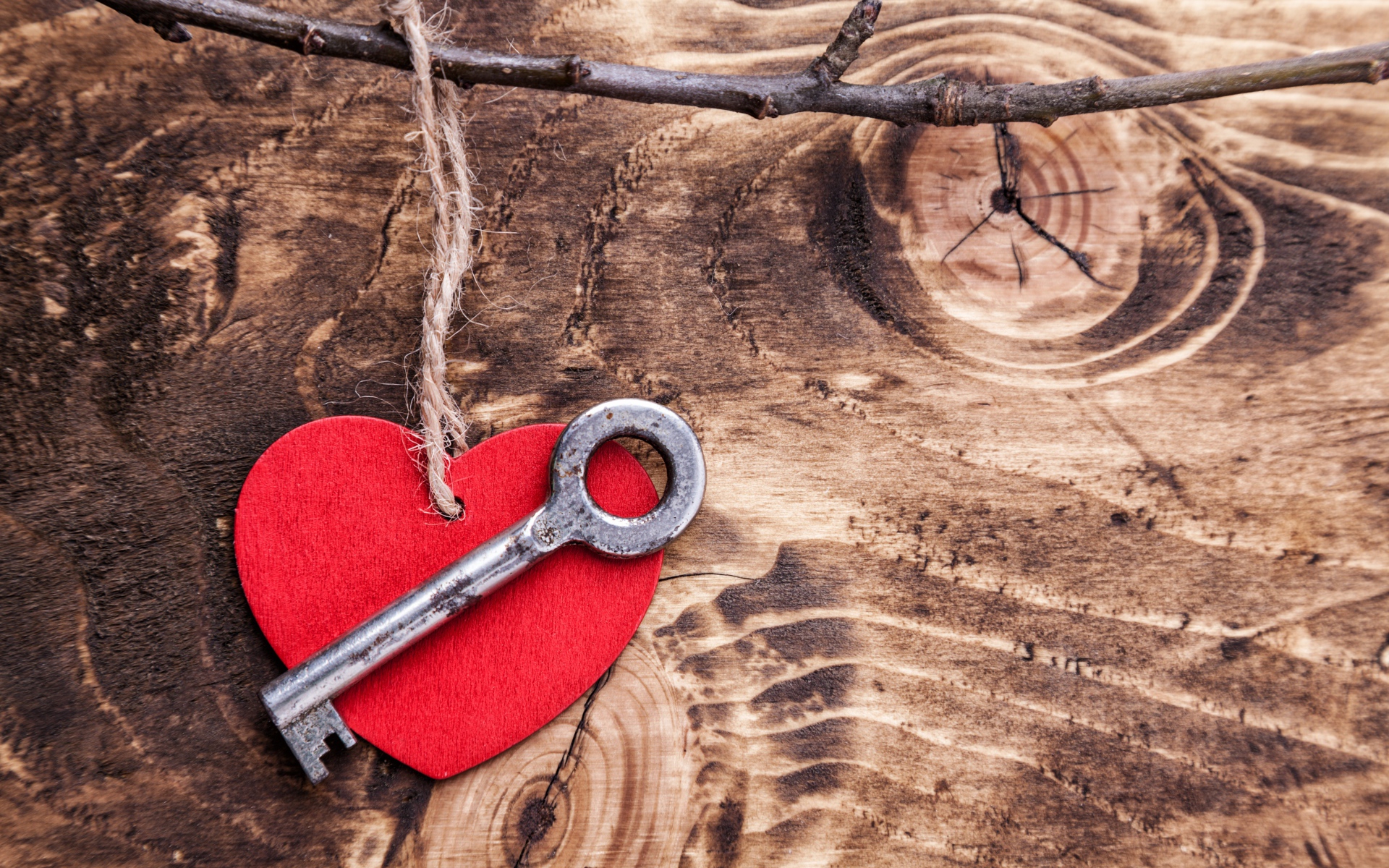 Красное сердечко и ключ на деревянном столе