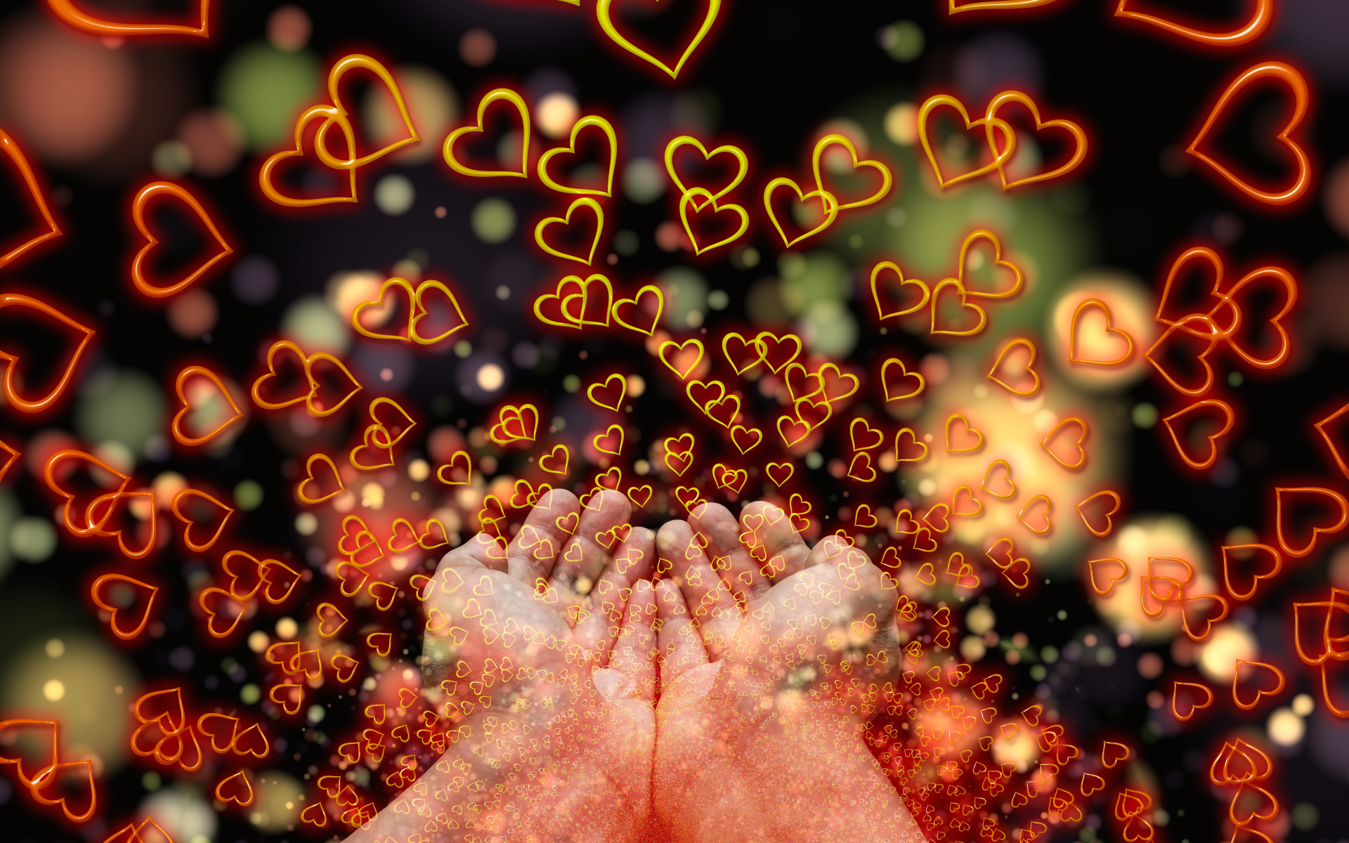 Огненные сердечки в ладонях мужчины 