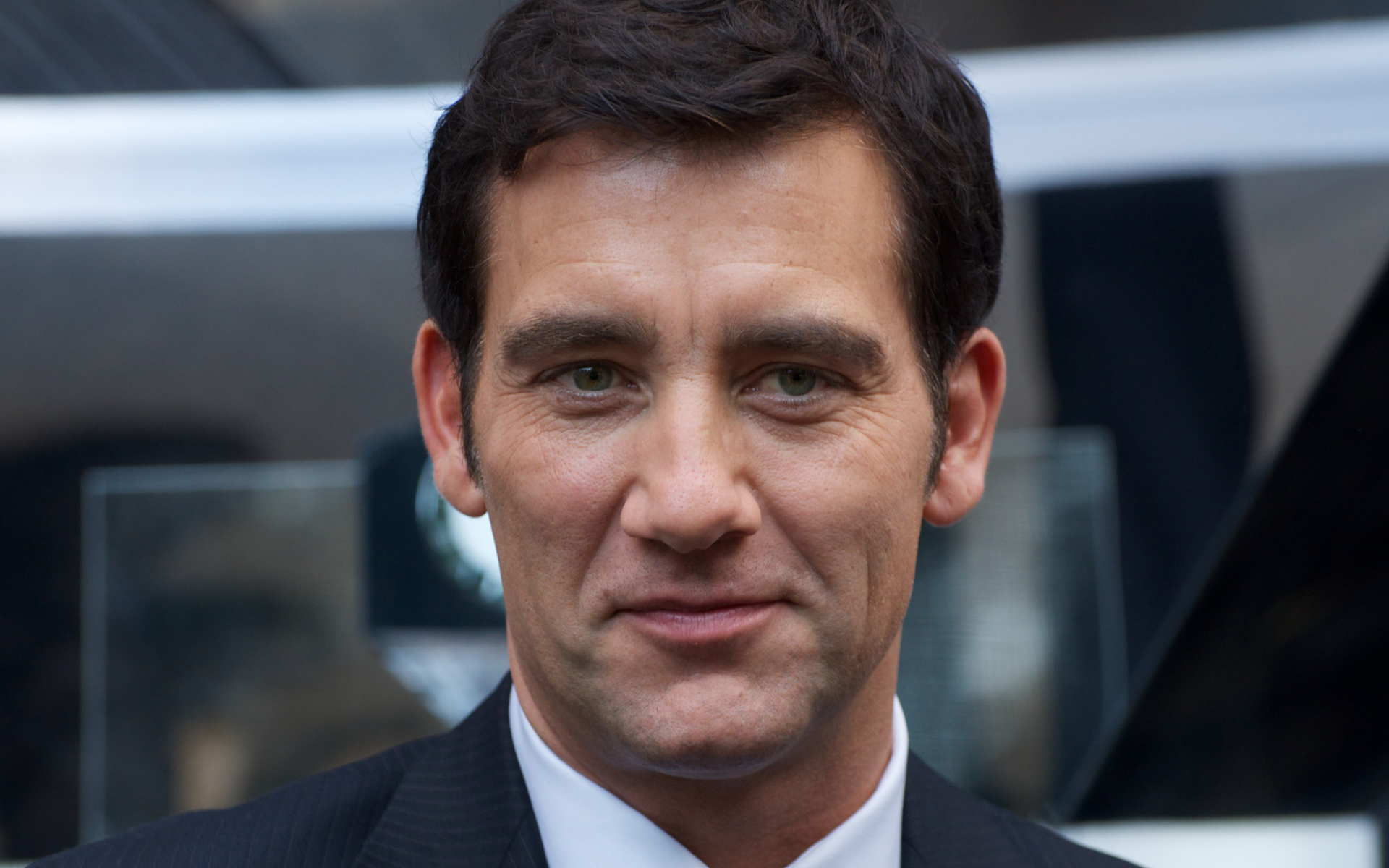 Актер Клайв Оуэн крупным планом