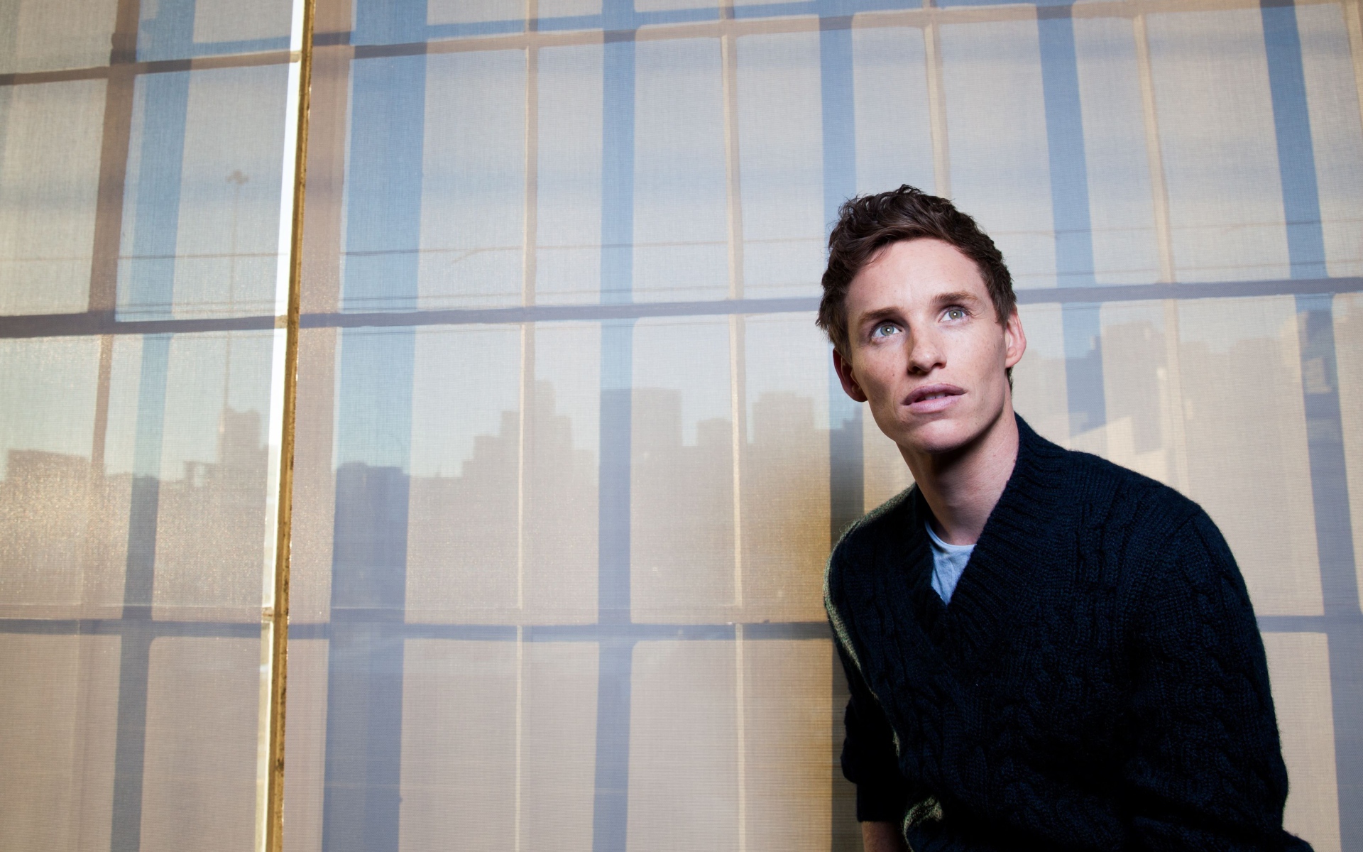 Актер Эдди Редмэйн в черном свитере