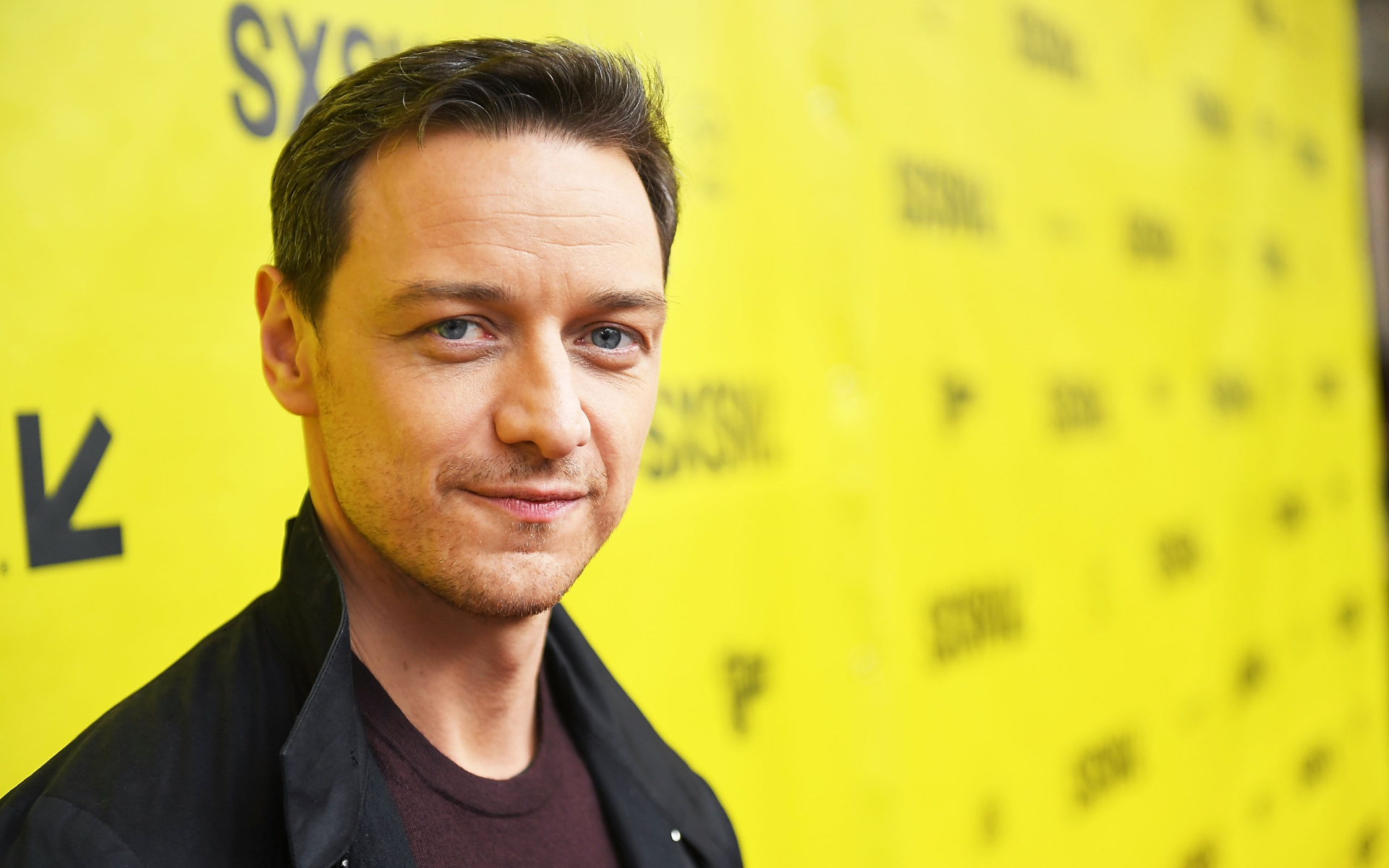 Актер Джеймс МакЭвой на желтом фоне