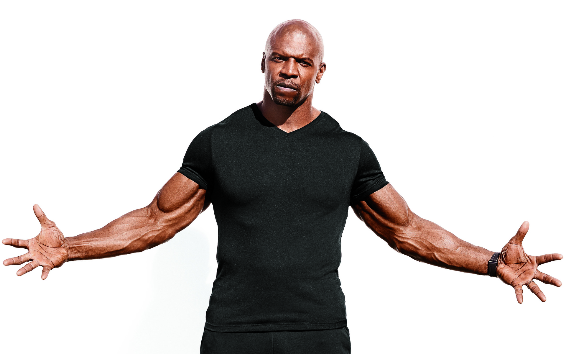 Актер Терри Крюс в черной футболке на белом фоне