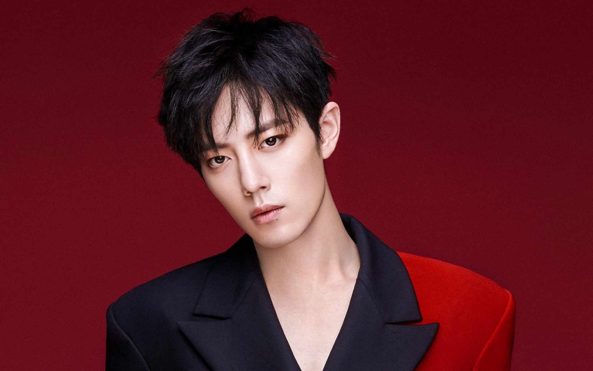 Китайский актер Шон Сяо на красном фоне 