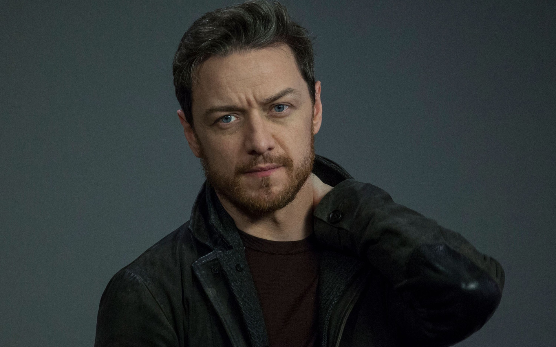 Красивый мужчина, актер Джеймс МакЭвой на сером фоне