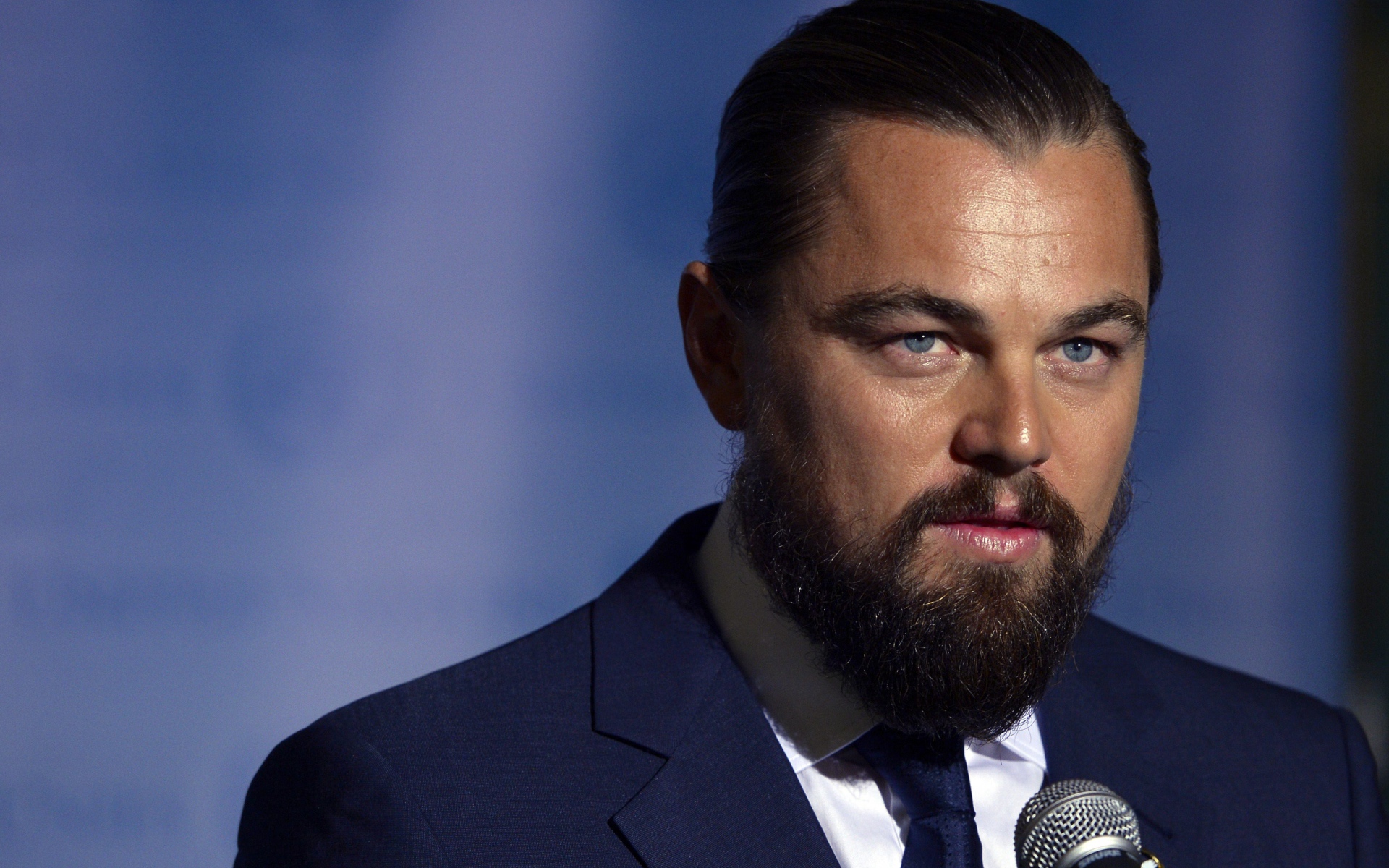 Легендарный актер Леонардо Ди Каприо с микрофоном