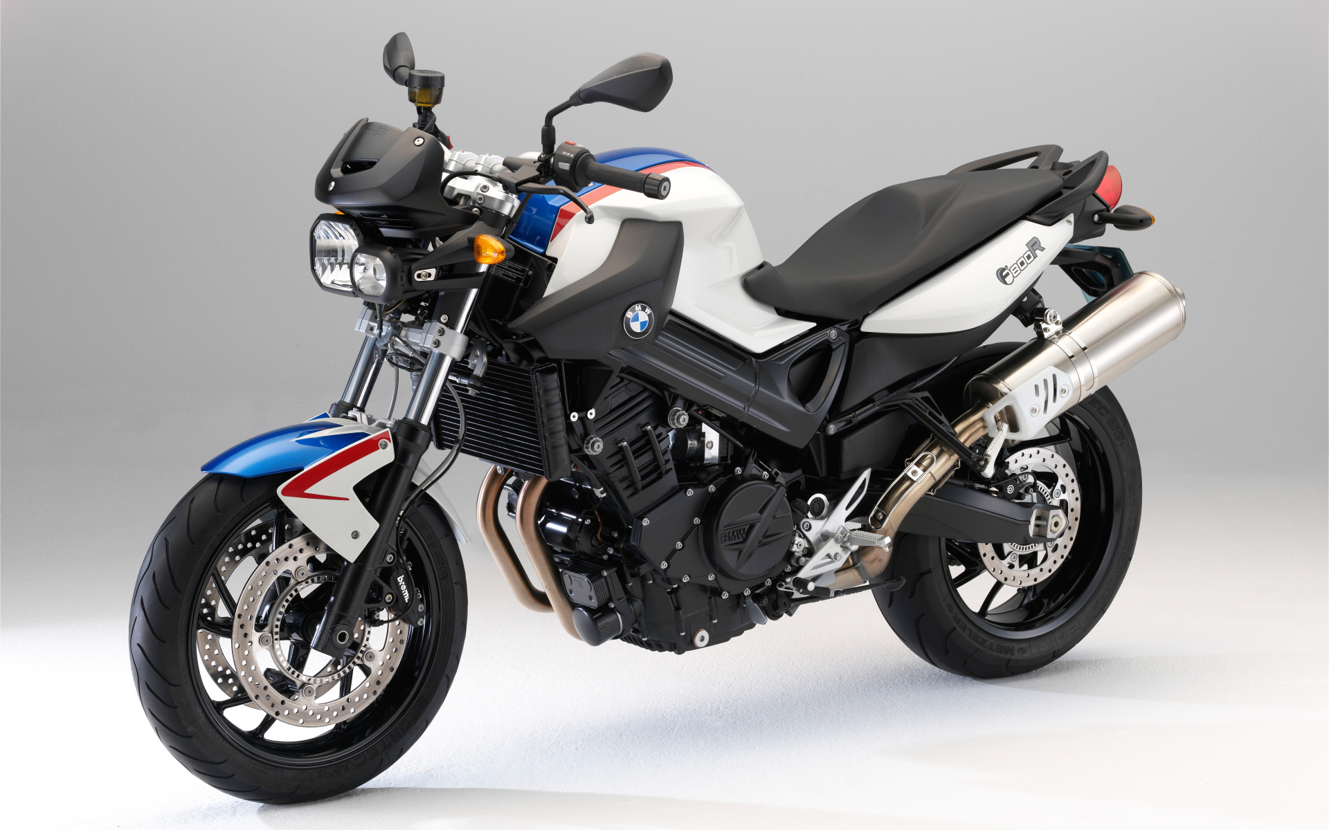 Черный мотоцикл BMW  F 800 R на сером фоне крупным планом