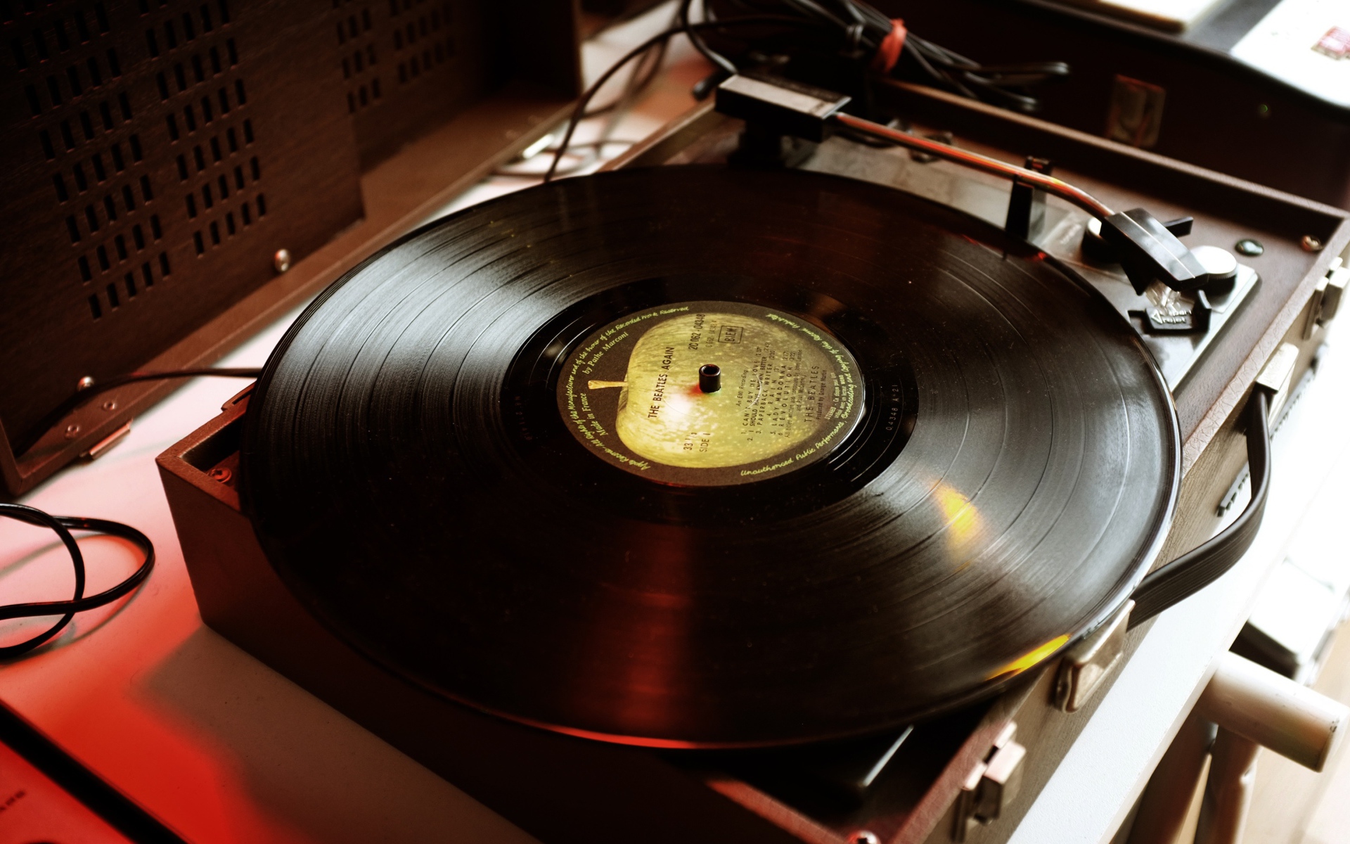 Старый проигрыватель для пластинок