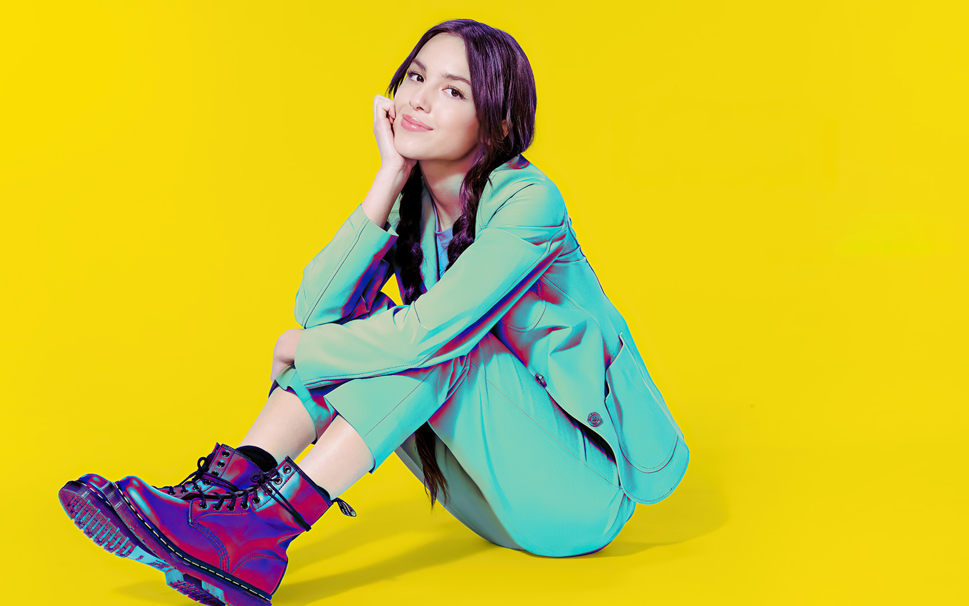 Певица Оливия Родриго на желтом фоне