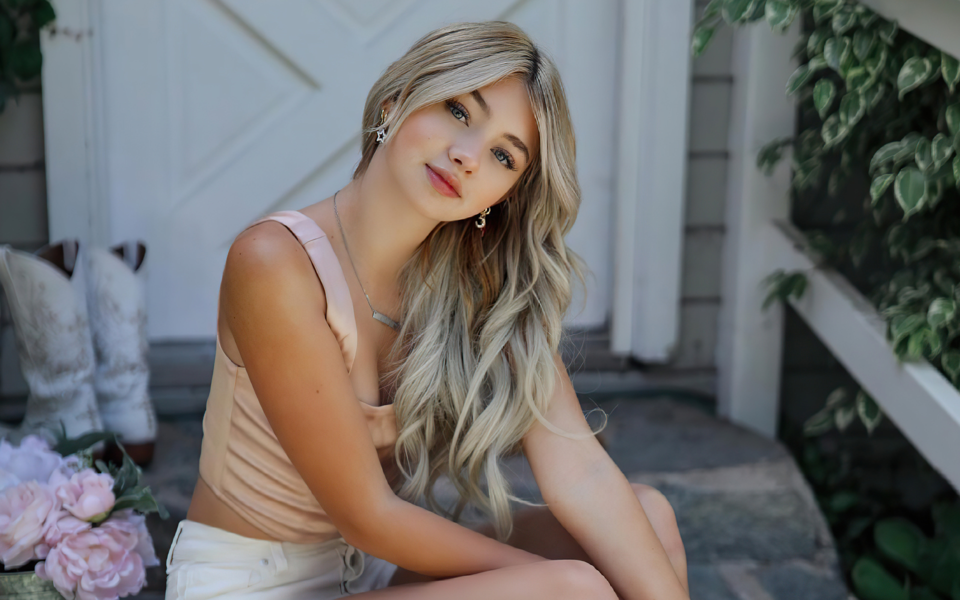 Молодая девушка певица Сисили Роуз