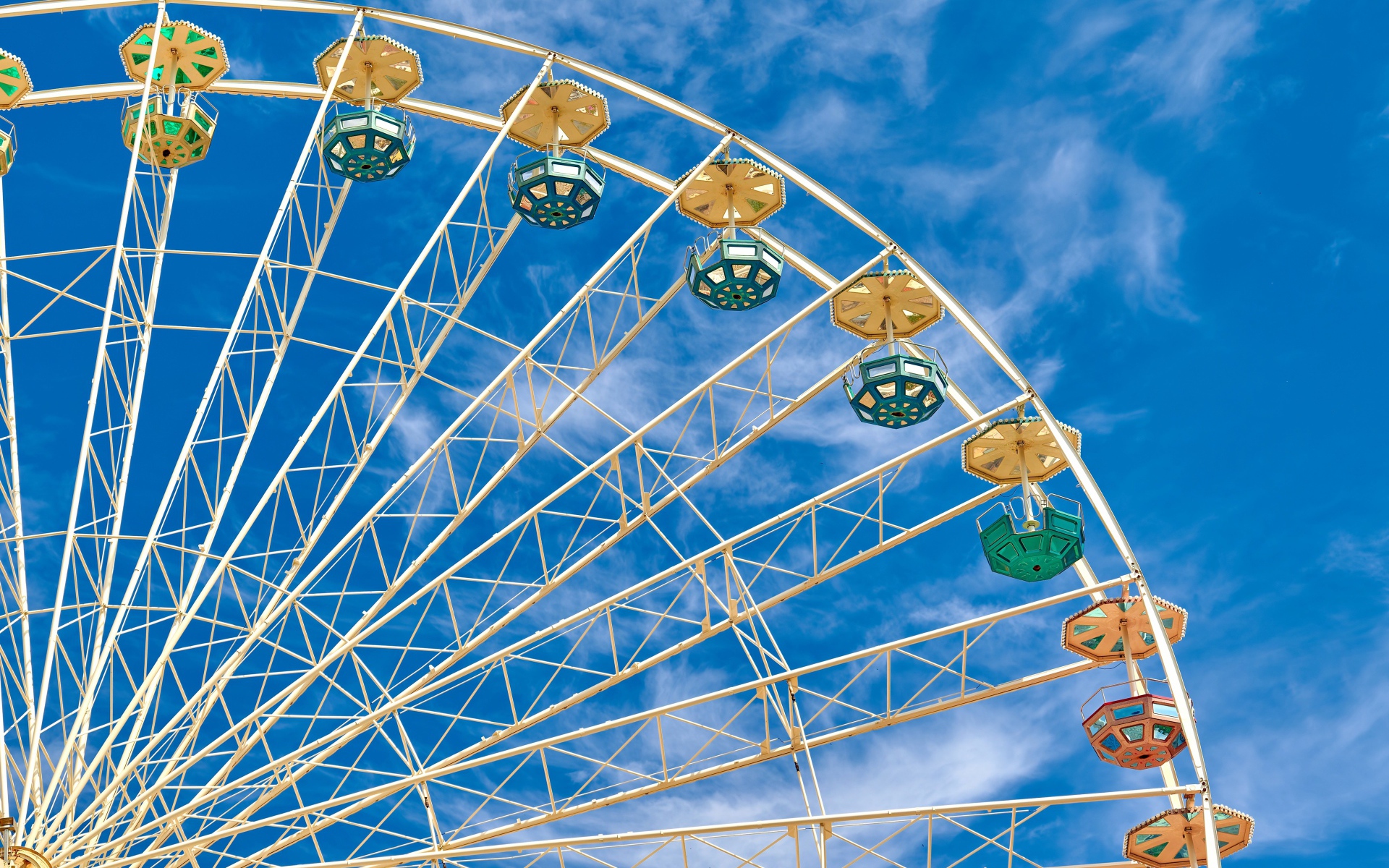 Колесо обозрения на фоне голубого неба