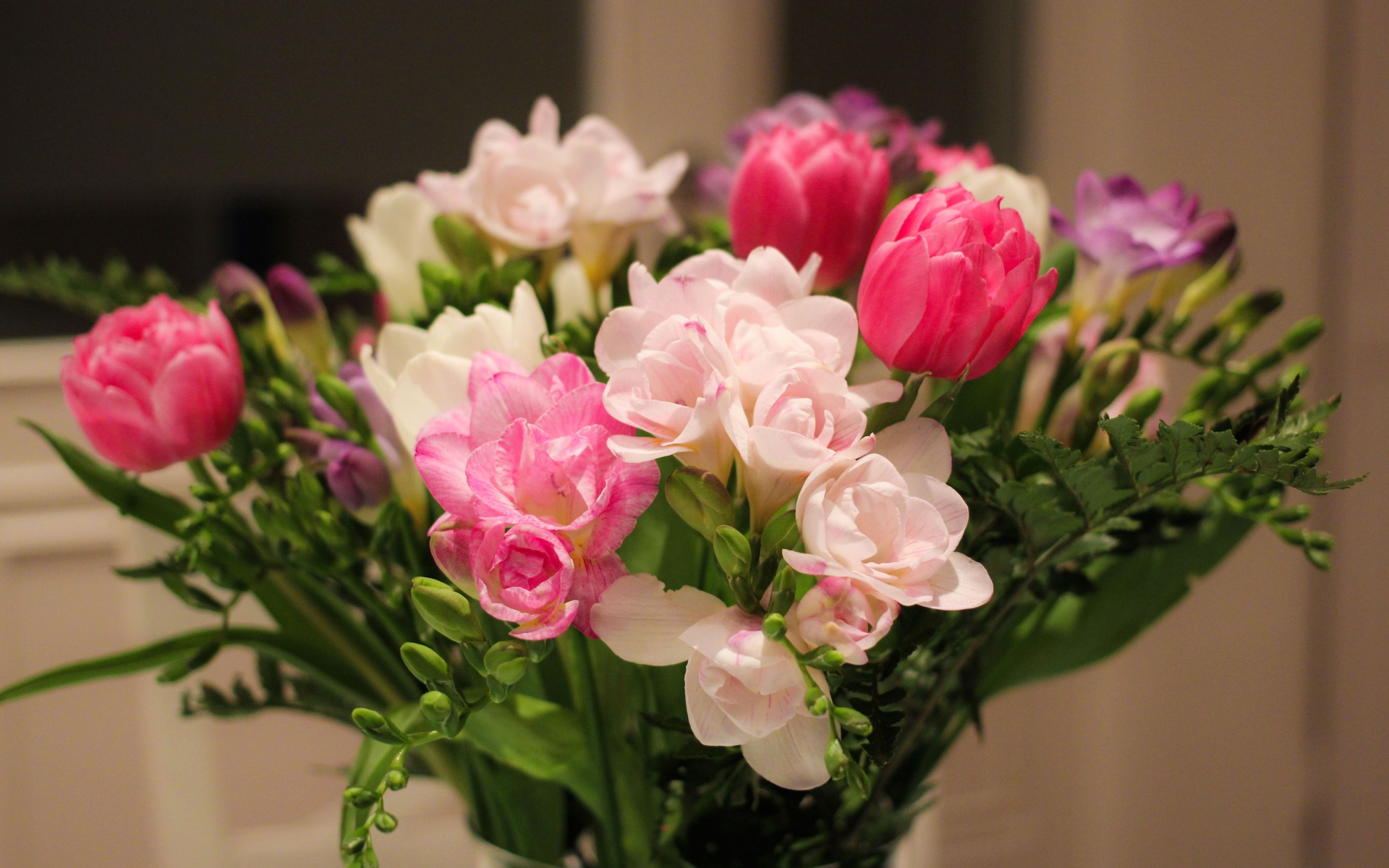 Красивый нежный весенний букет в вазе