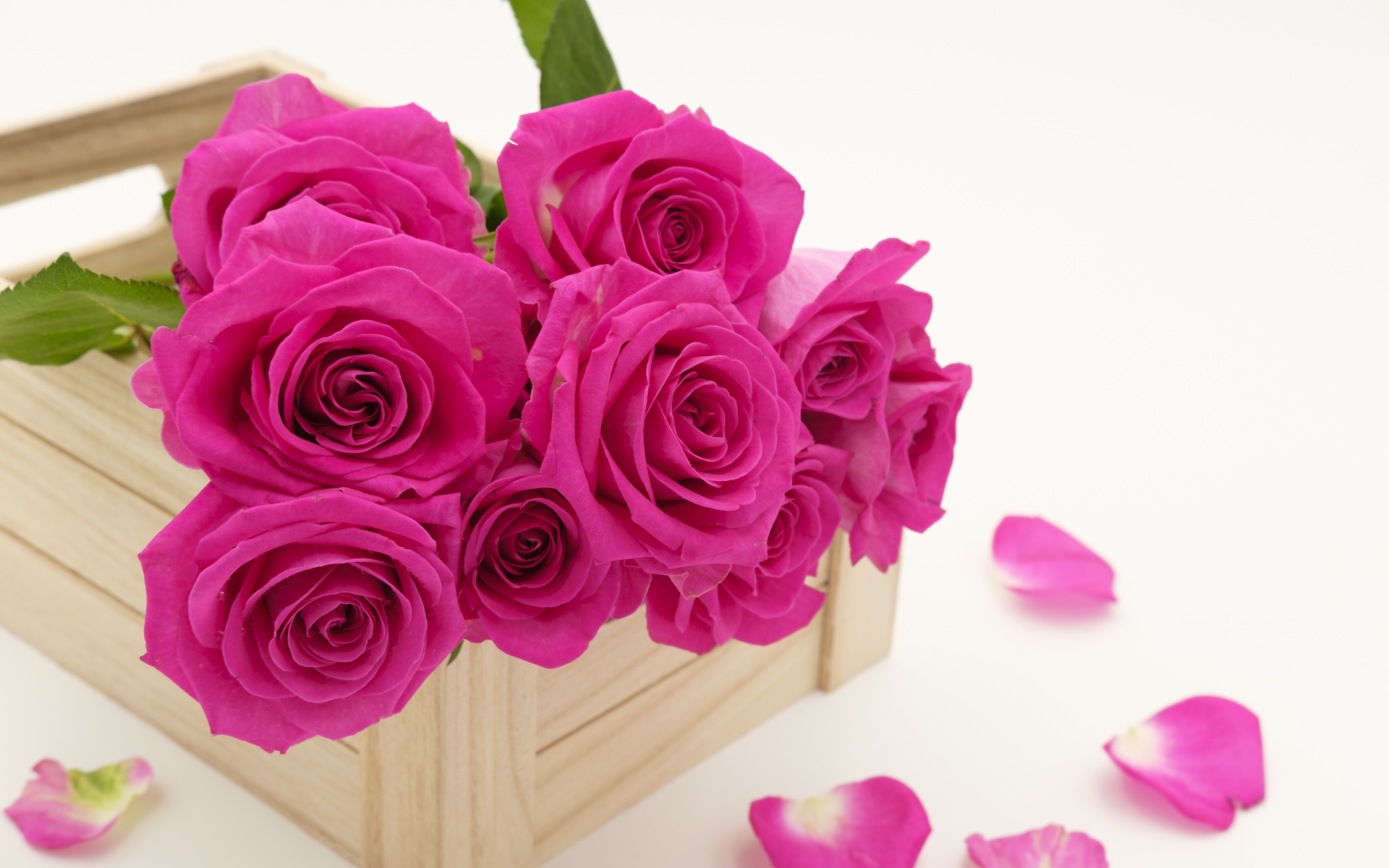 Букет розовых роз в деревянном ящике