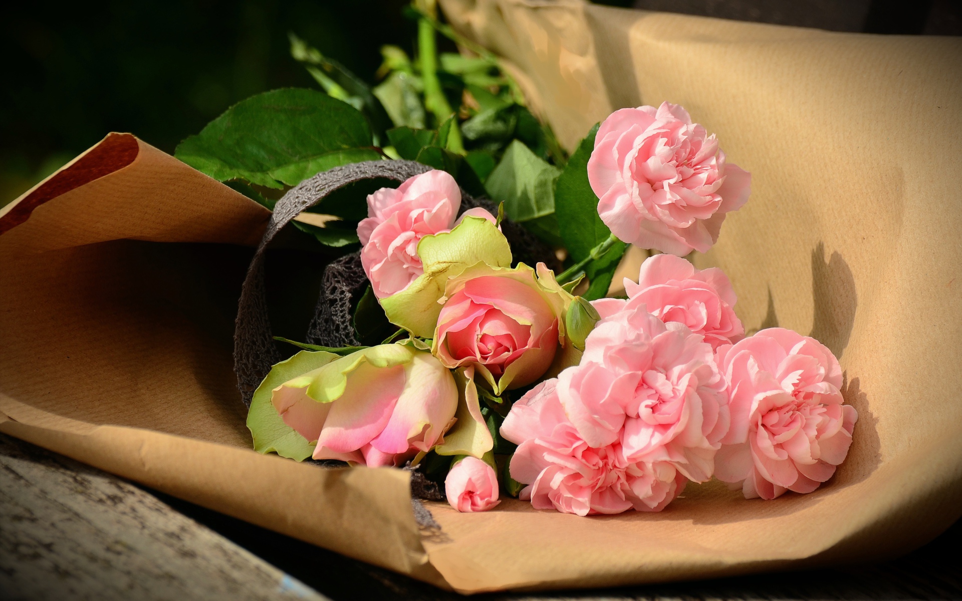 Букет розовых роз в бумаге