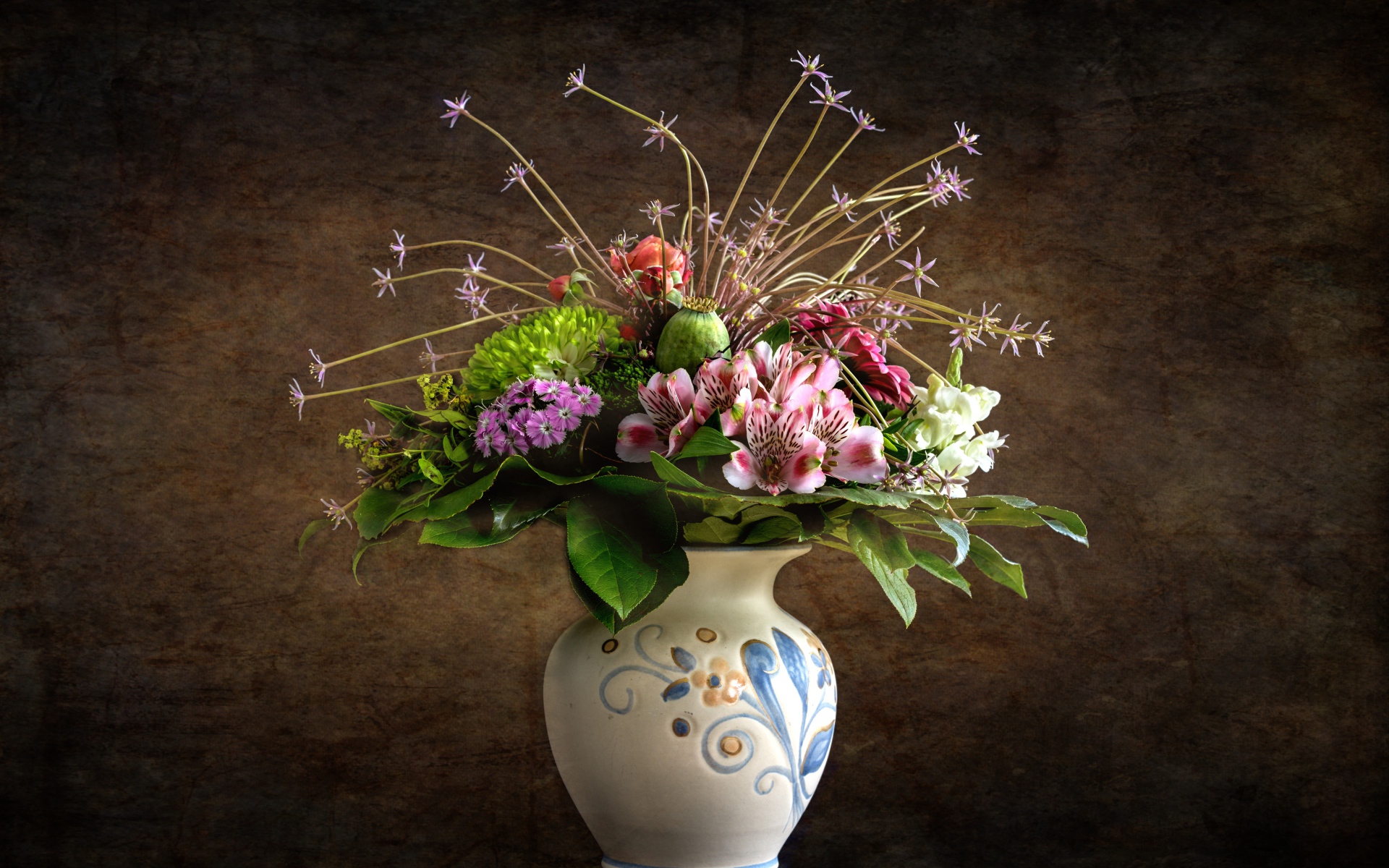 Милый букет в красивой вазе на фоне стены