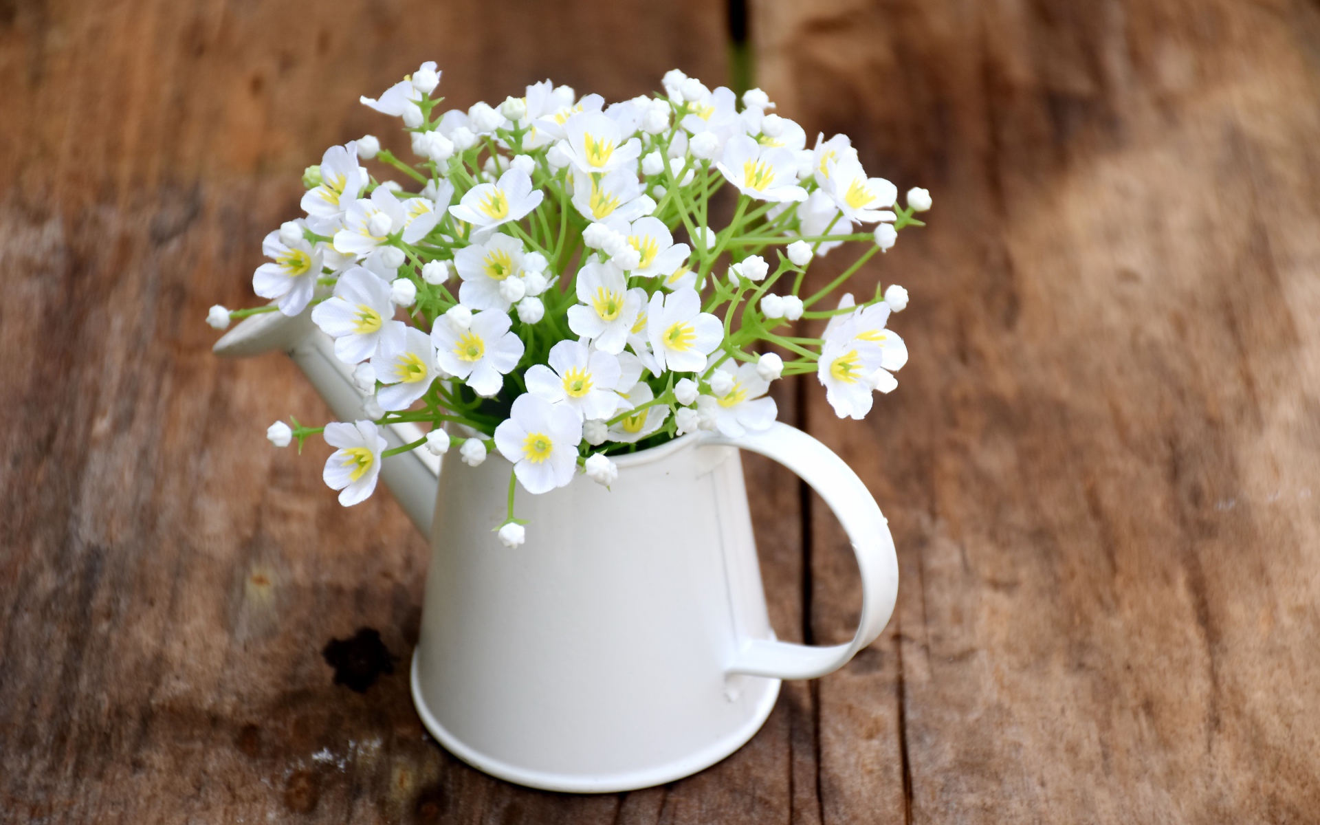 Маленькие белые цветы гипсофила в вазе на столе