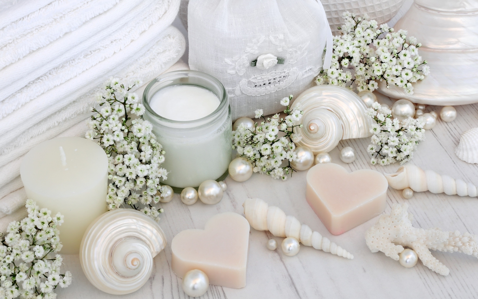 Мыло с бусами, цветами и мылом на столе 