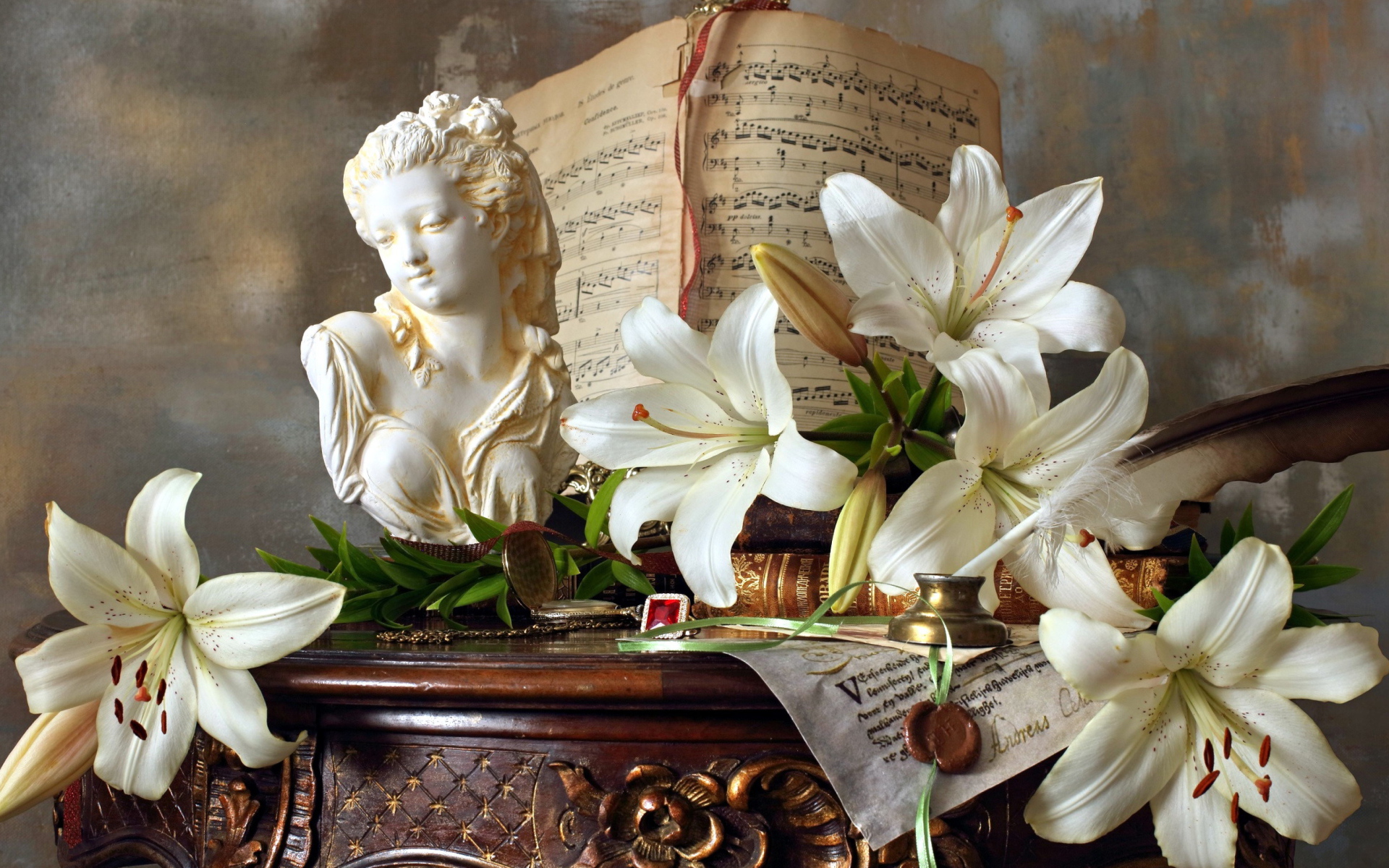 Белые лилии, статуя и ноты лежат на столе