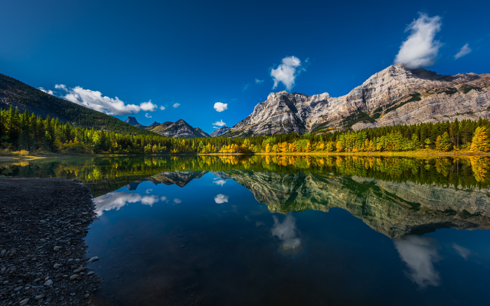 Горы отражаются в озере, Канада 