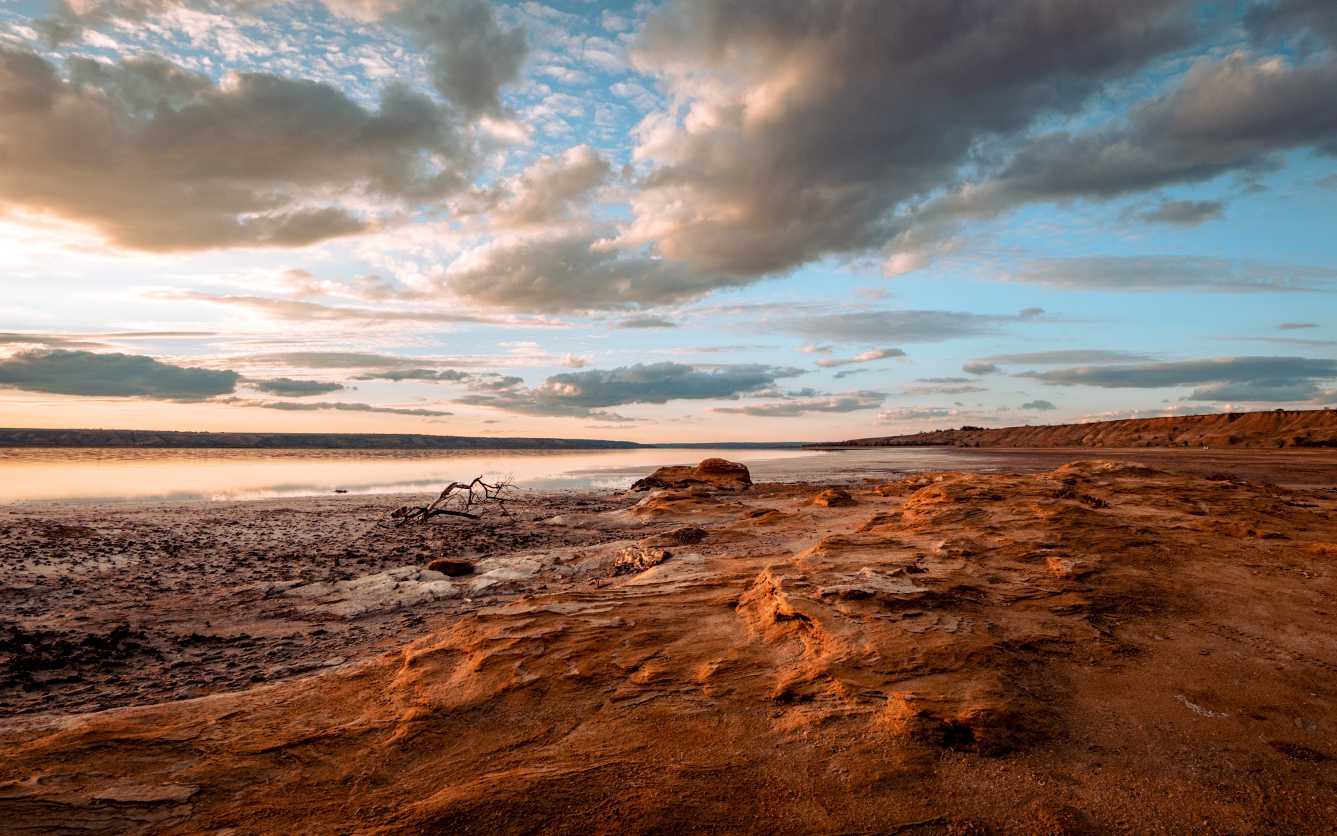 Каменный берег у реки под низким небом