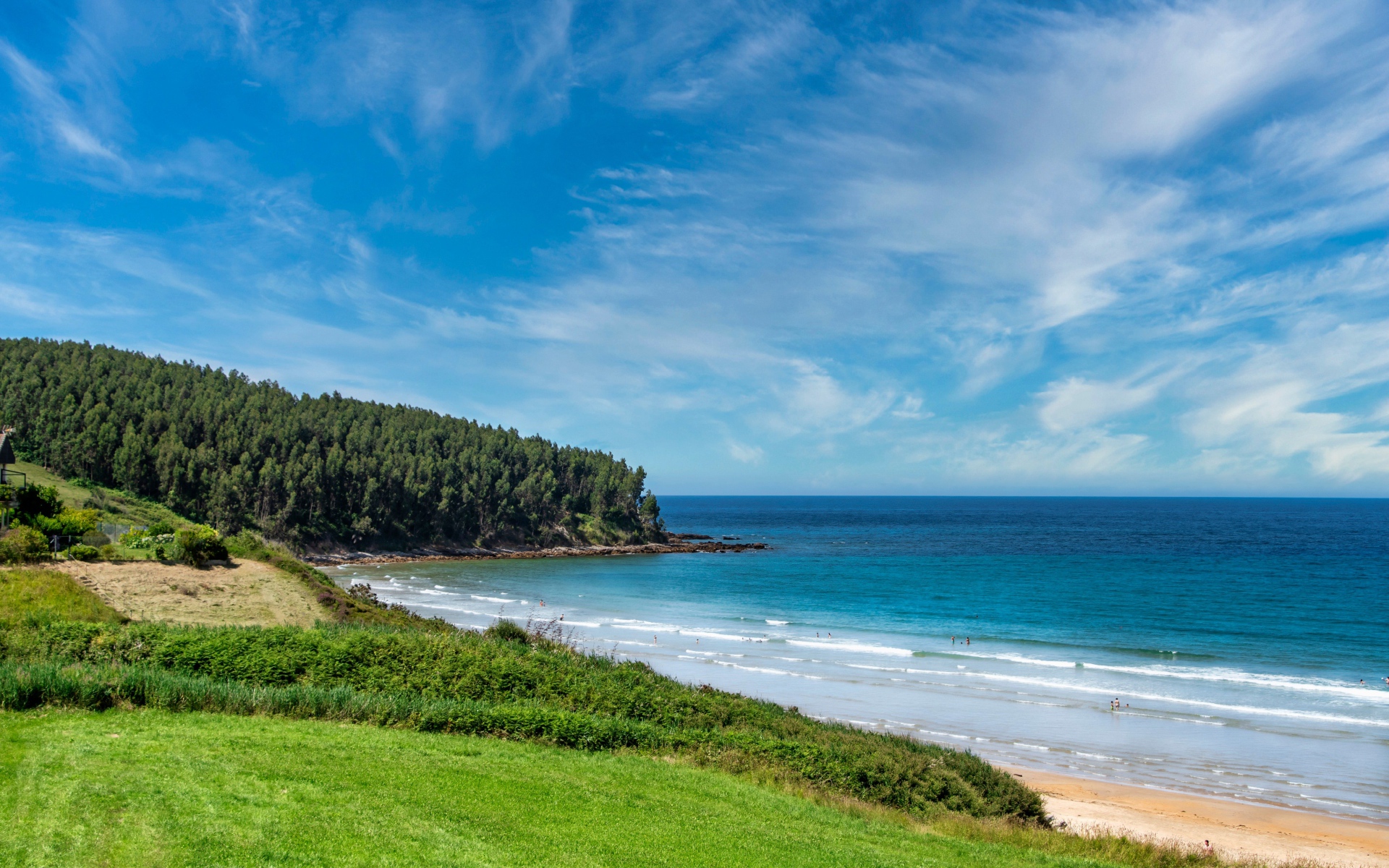 Красивое голубое небо с белыми облаками над морем 