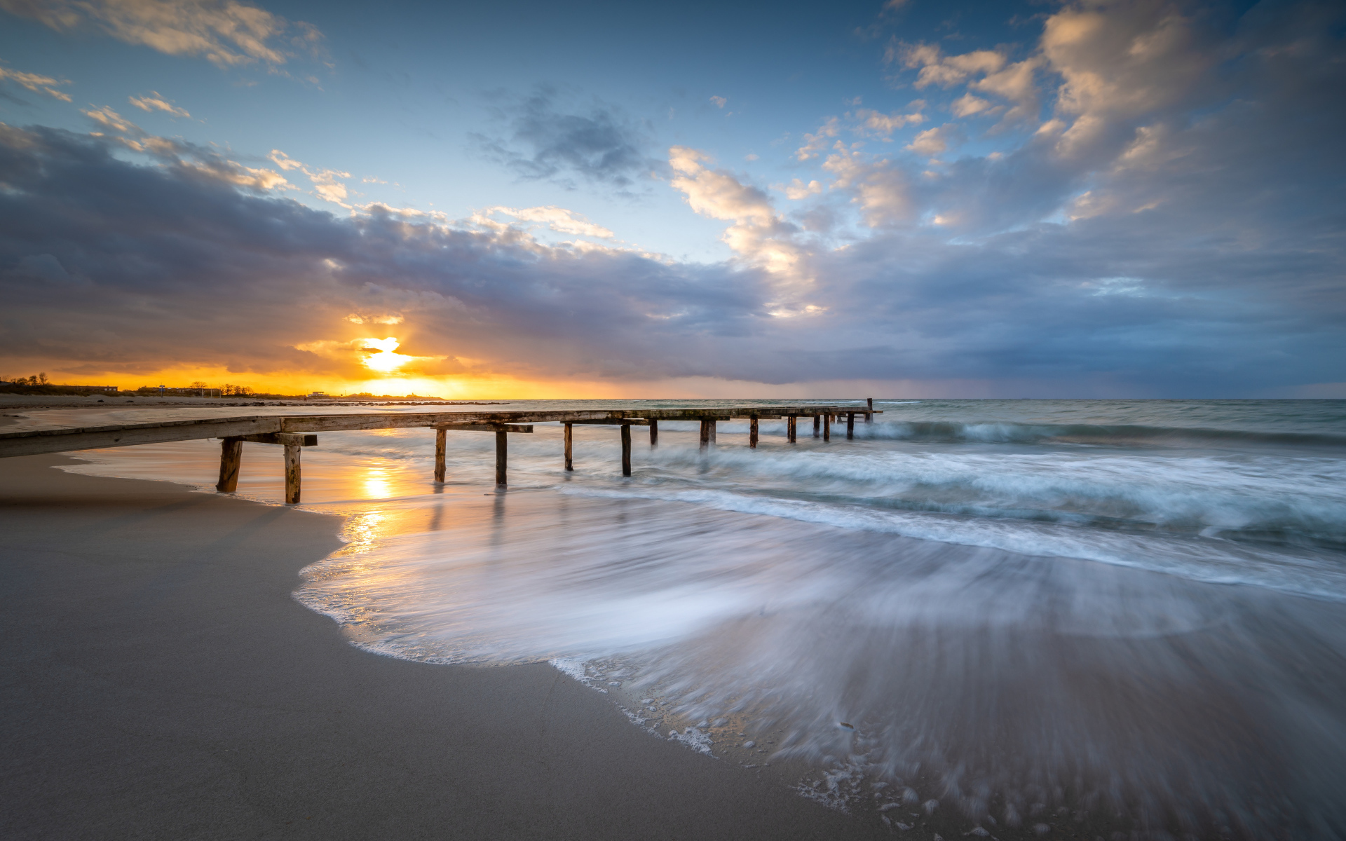 Красивые спокойные морские волны на закате