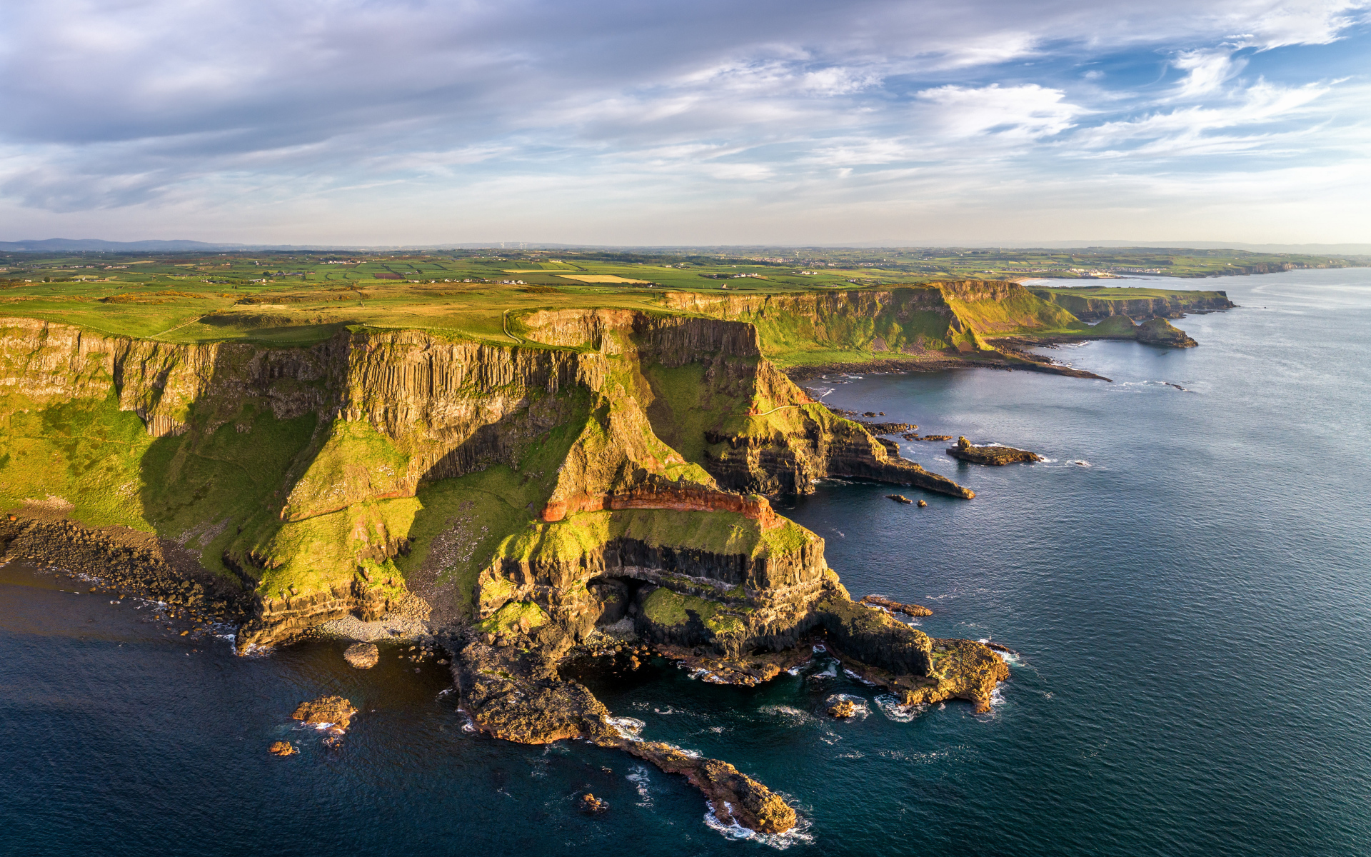 Красивый вид на зеленый утес у моря, Великобритания