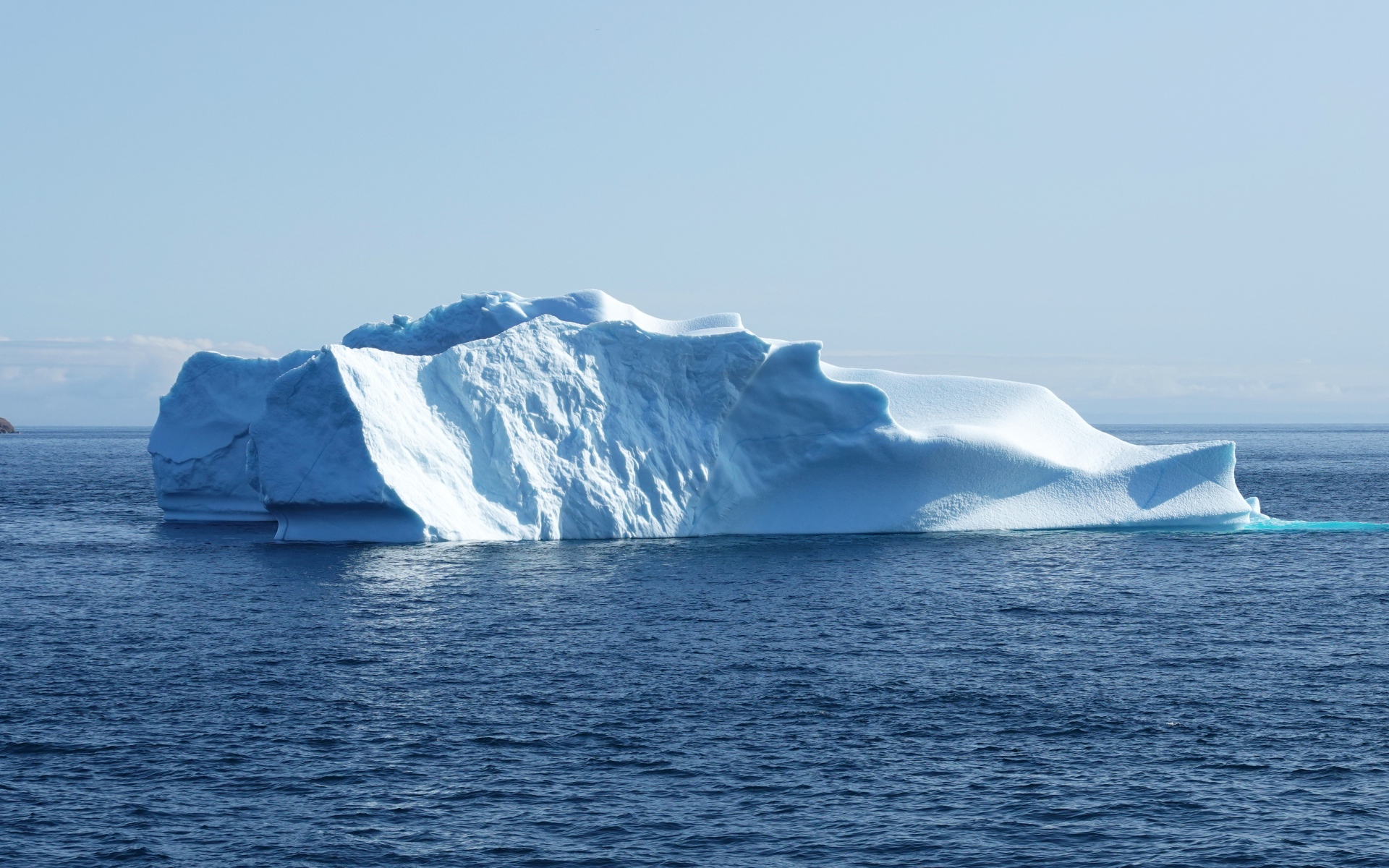 Большой айсберг в тихом холодном море 