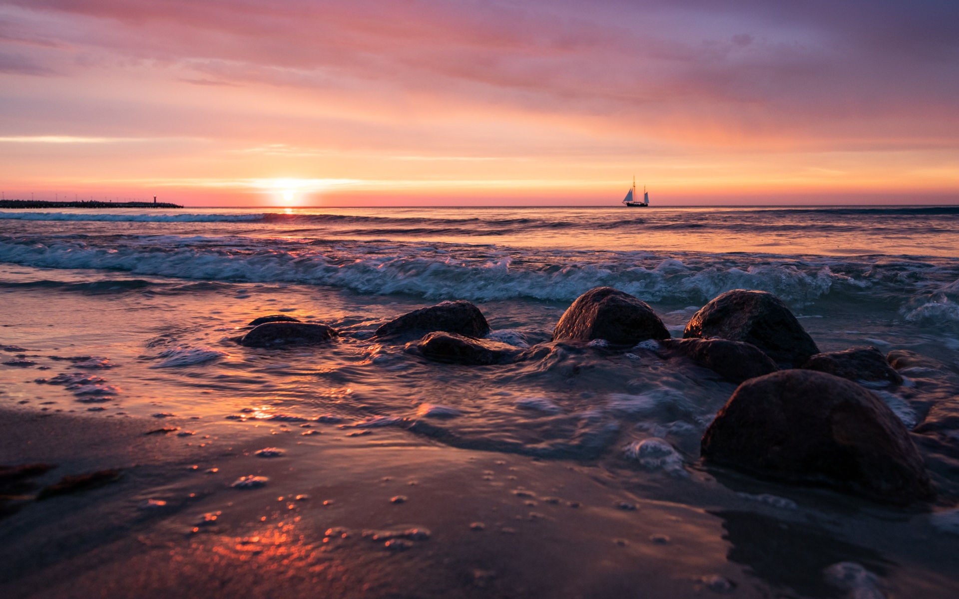 Валуны на берегу моря на мокром песке 