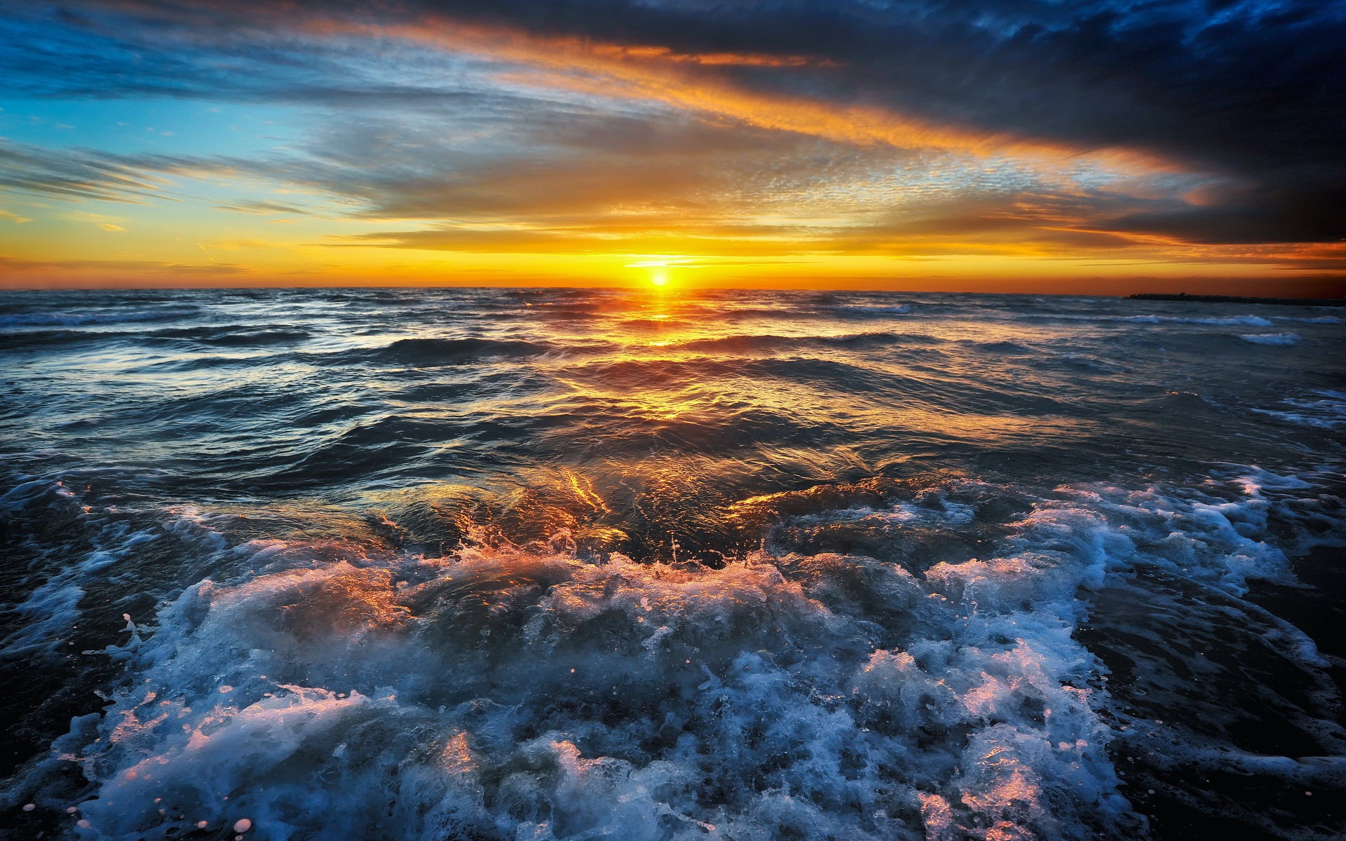 Волнующееся море на закате солнца 