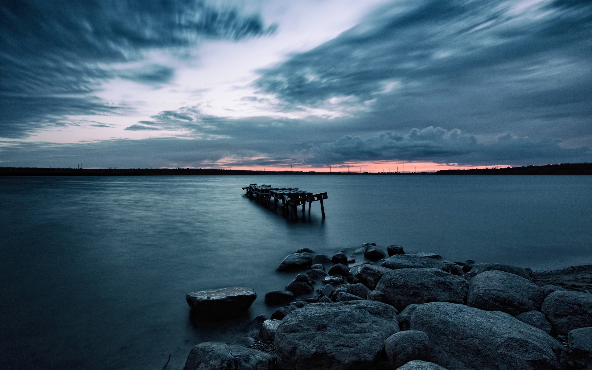 Большие камни на берегу у моря в сумерках 