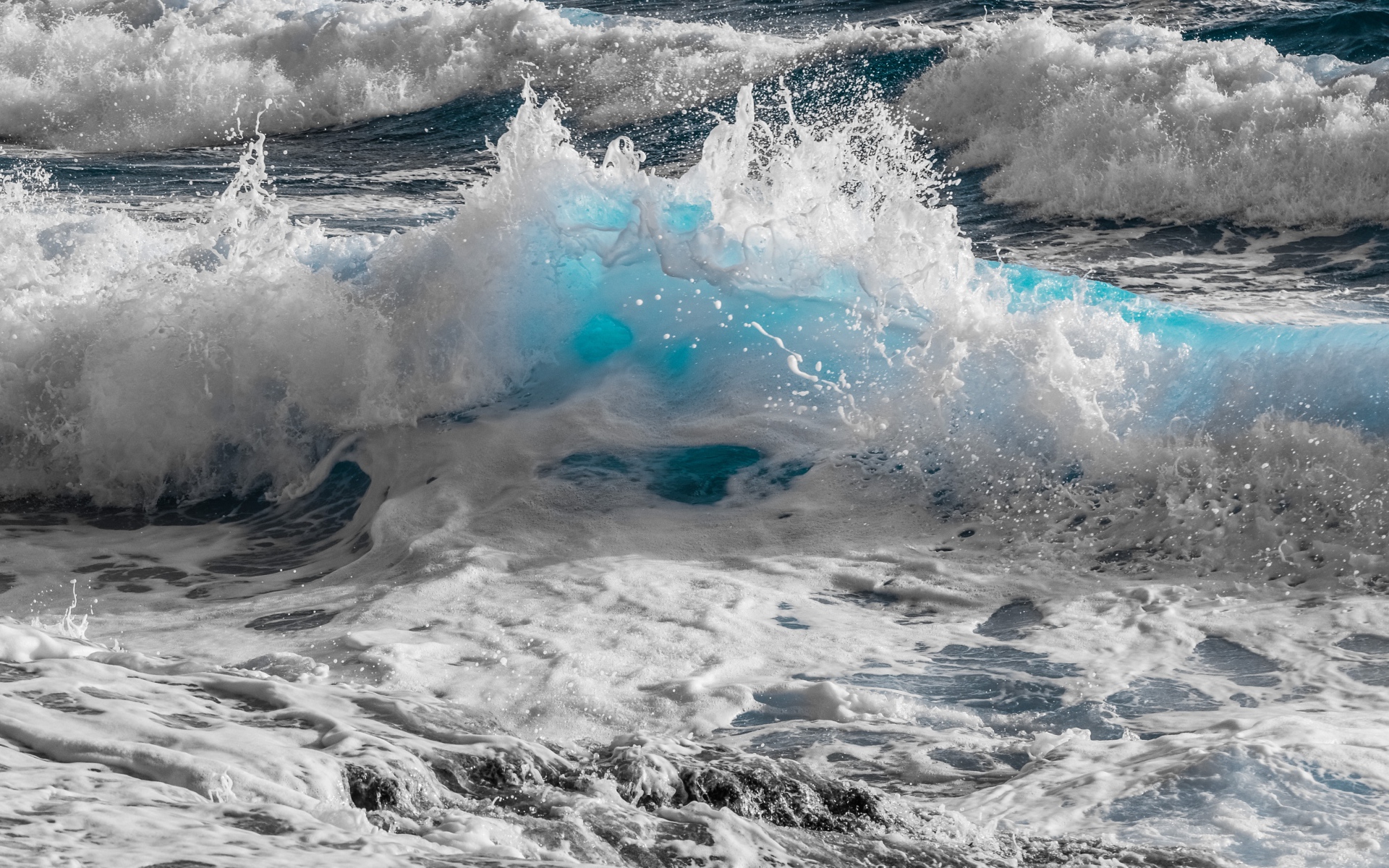 Бушующие морские волны с белой пеной 