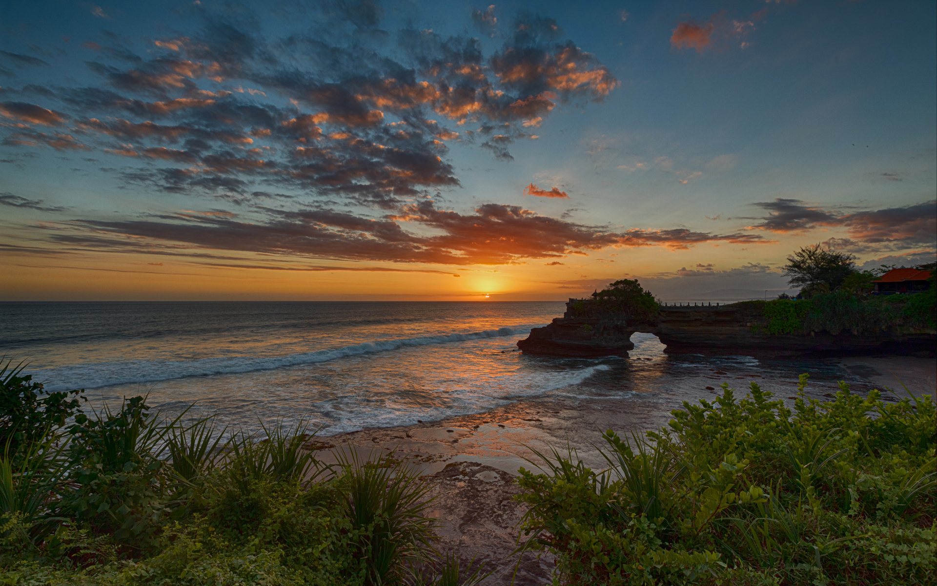 Красивый закат солнца на побережье