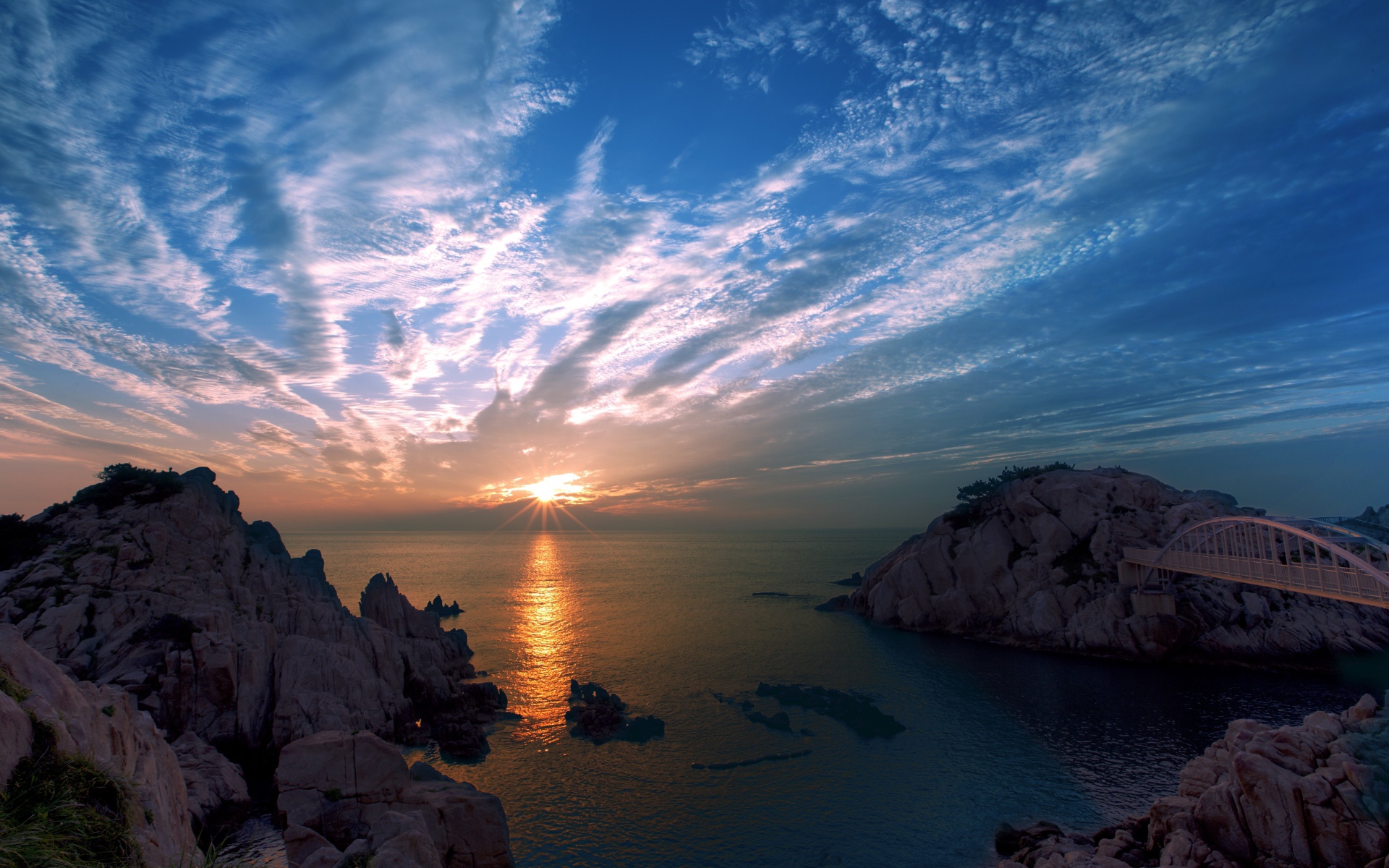 Красивый вид на закат над морем 