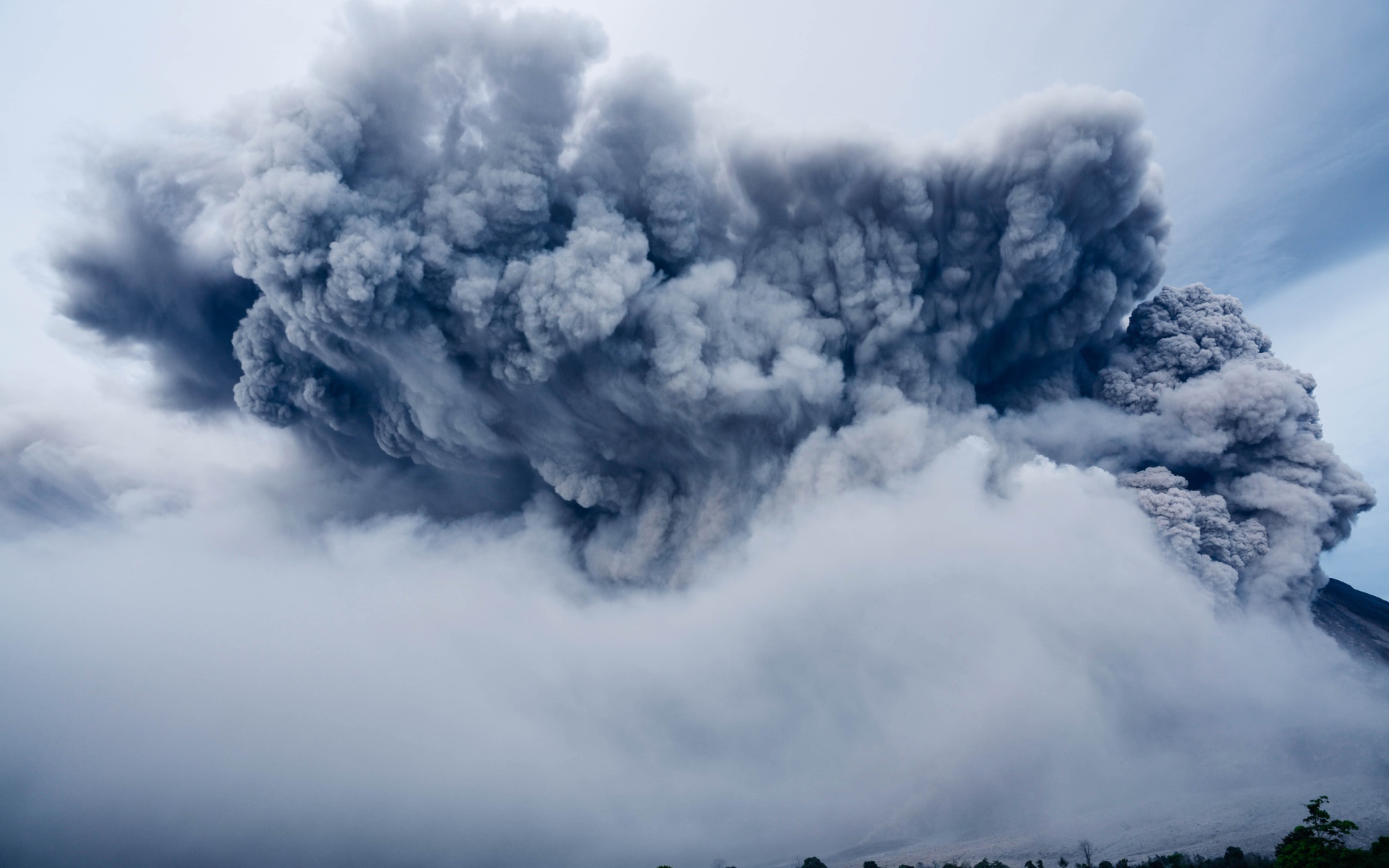 Облако пепла над вулканом