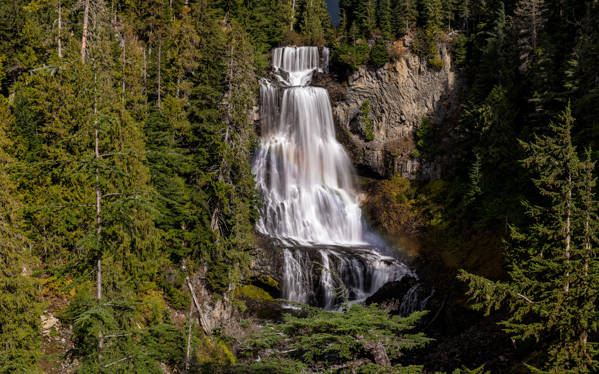 Большой водопад Александр стекает по скале в лесу 