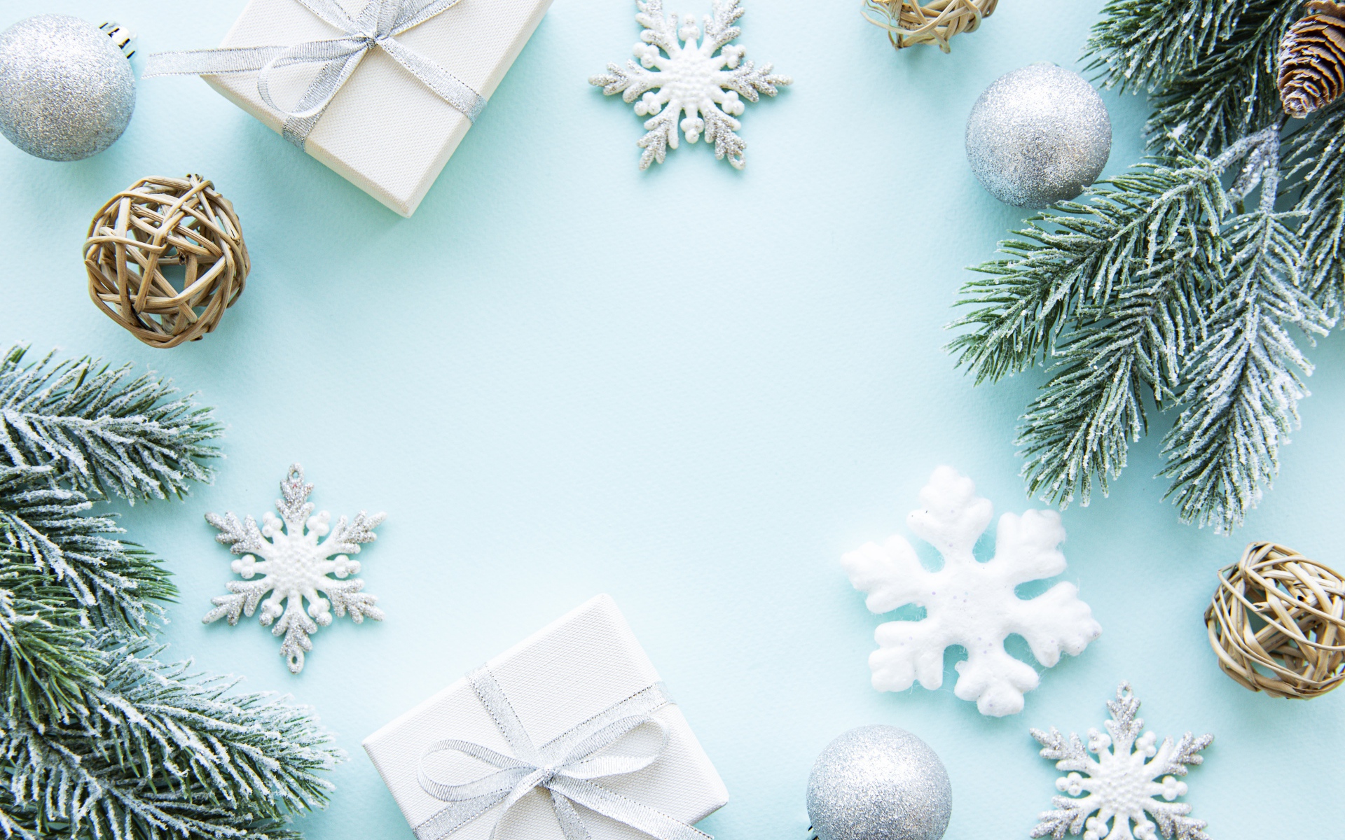 Красивый голубой фон с подарками и снежинками с еловой веткой на Рождество