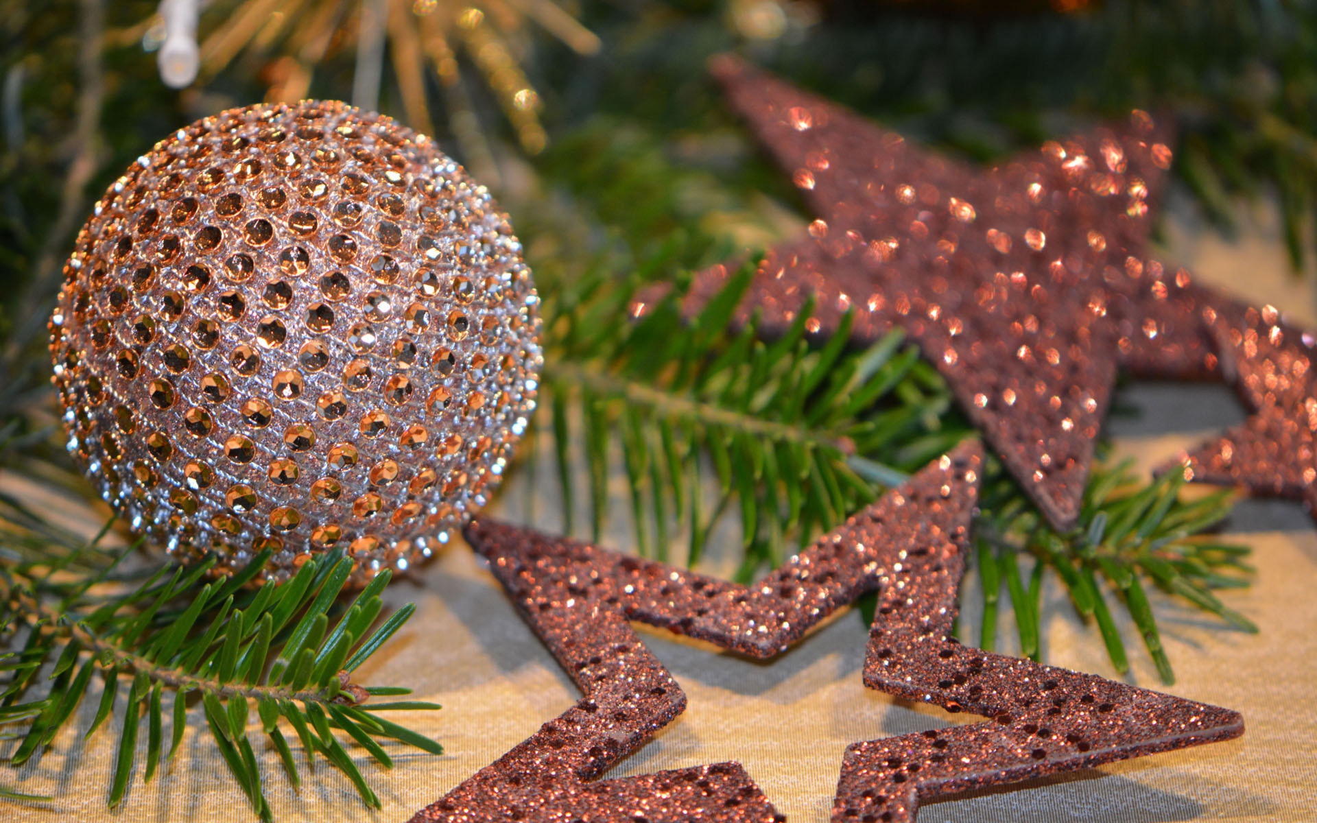 Блестящий шар и звездочки на елку на новый год 