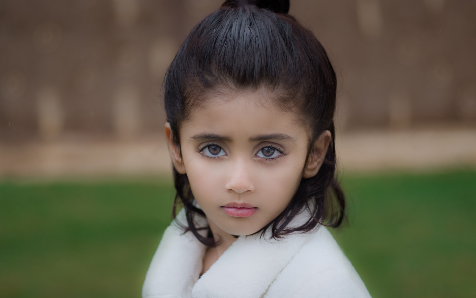 Красивая девочка с большими глазами