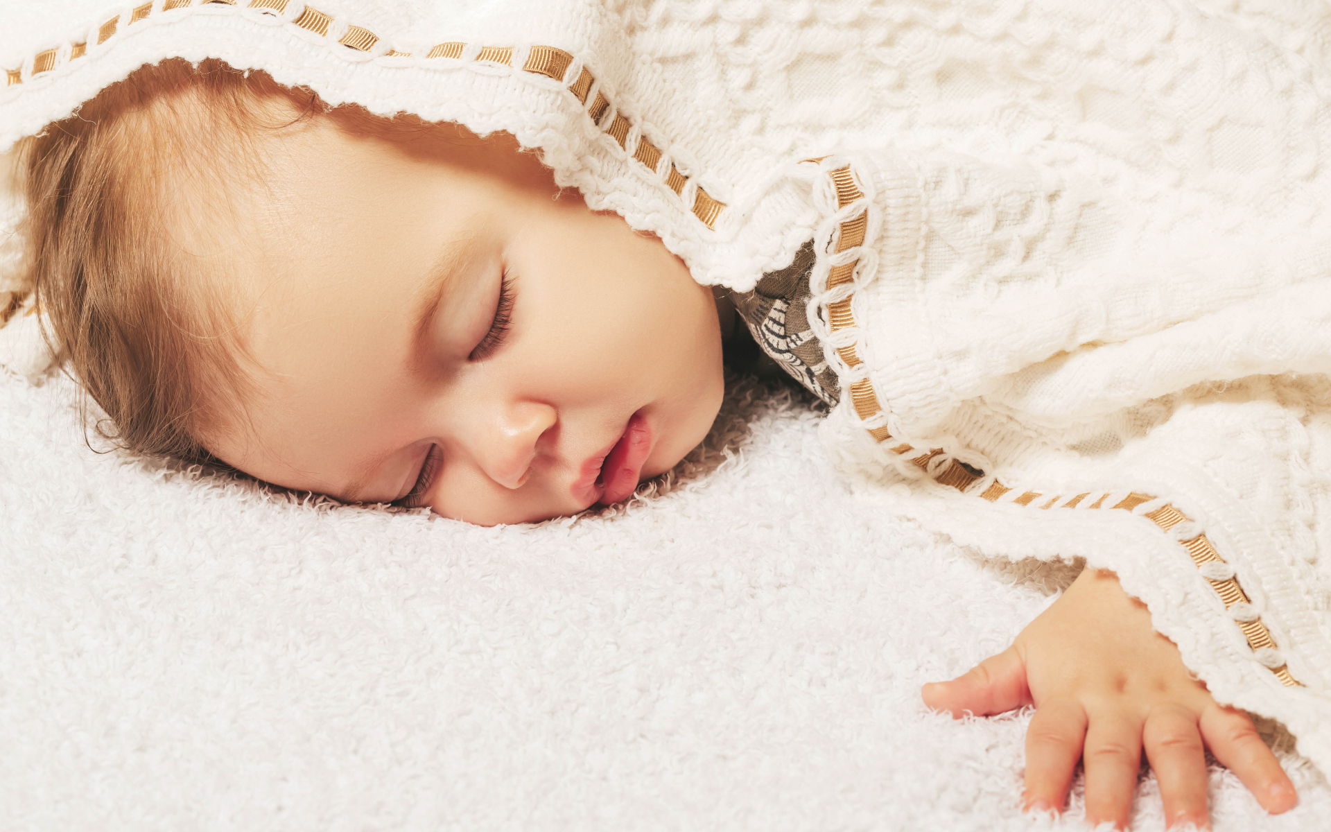Милый спящий ребенок под покрывалом 