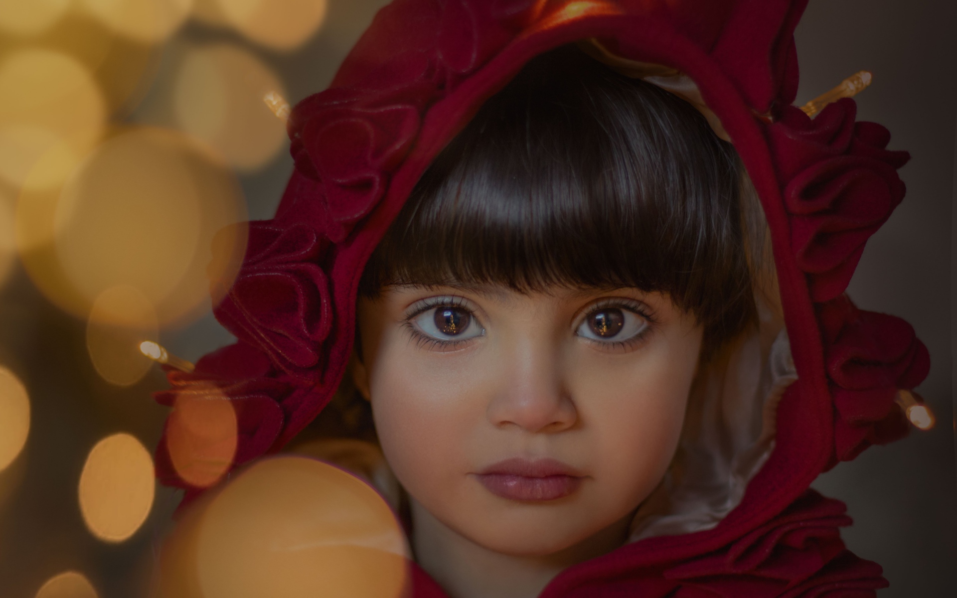 Девочка с большими карими глазами в красном капюшоне