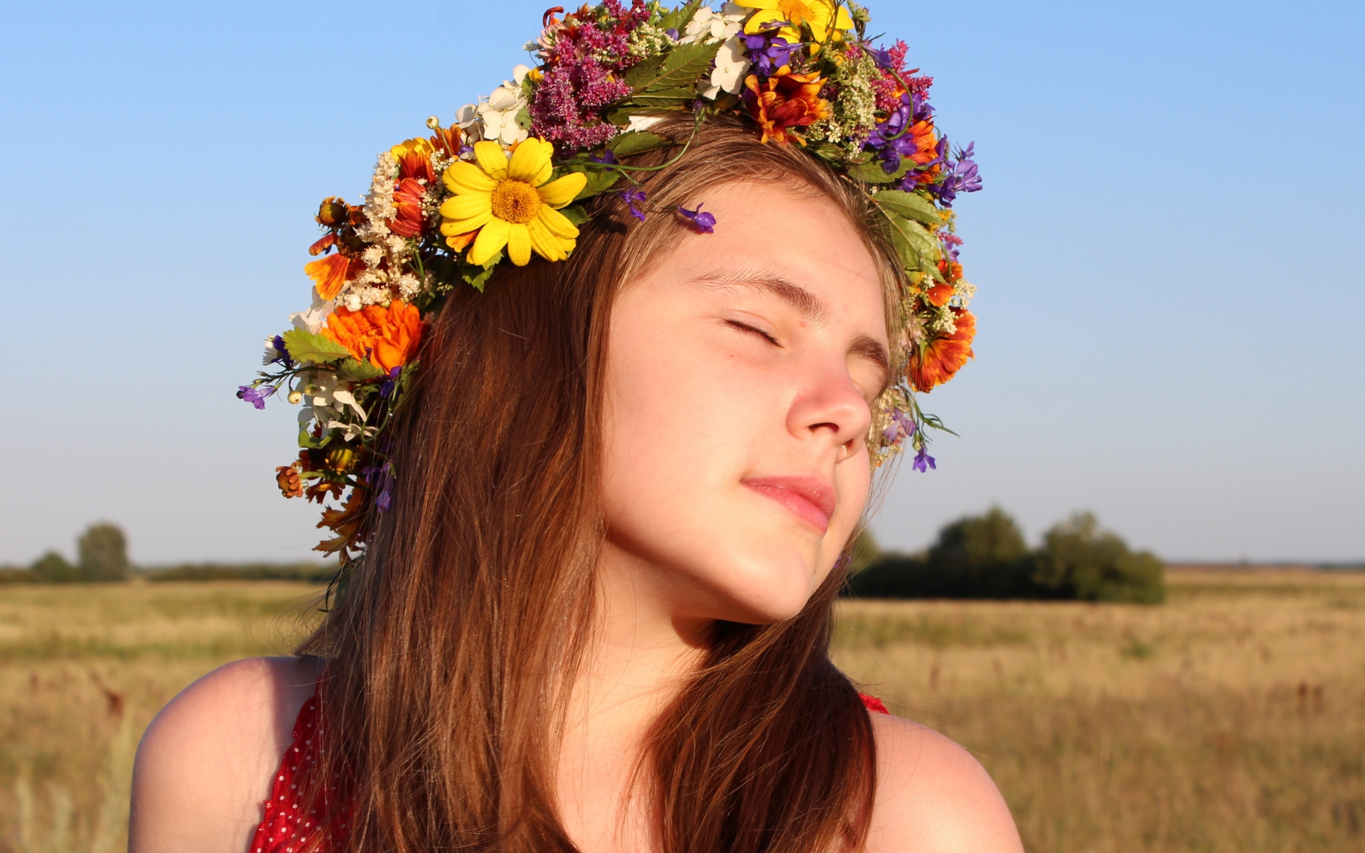 Девочка с закрытыми глазами с венком на голове