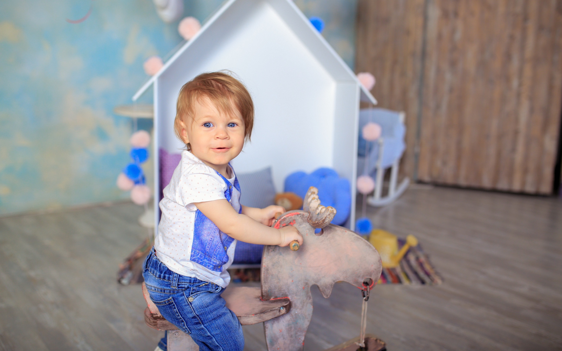 Маленький мальчик в игровой комнате