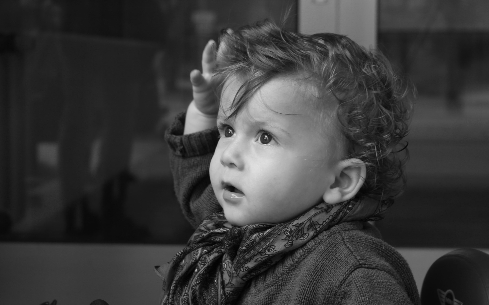 Маленький мальчик с рукой в волосах черно-белое фото 