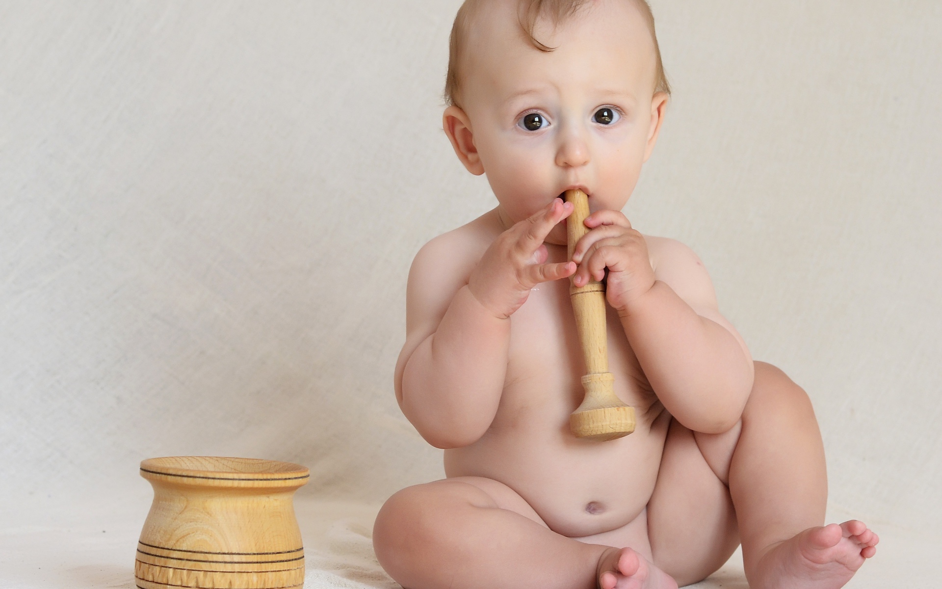 Маленький мальчик с деревянной ступкой